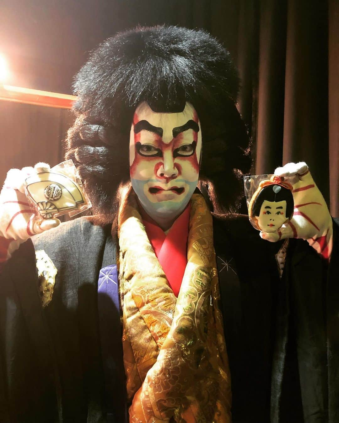 尾上菊之助さんのインスタグラム写真 - (尾上菊之助Instagram)「令和元年初の歌舞伎座公演「團菊祭」におきまして、倅が七代目尾上丑之助を襲名し初舞台を踏ませていただております。﻿ 夜の部「絵本牛若丸」の牛若丸をつとめております。﻿ ﻿ 倅は先輩方に見守っていただき毎日精一杯頑張っています。﻿ ﻿ 七代目尾上丑之助をどうぞよろしくお願いいたします。﻿ ﻿ 父の幼少の頃からの友人達が、倅のために丑之助そっくりの可愛いアイシングクッキーをプレゼントしてくれました。﻿ ﻿ あと七回私も精一杯つとめます！﻿ ﻿ #尾上菊之助 #尾上丑之助 #歌舞伎 #絵本牛若丸 #ultrajam﻿ #kabuki ﻿」5月20日 22時36分 - onoekikunosuke