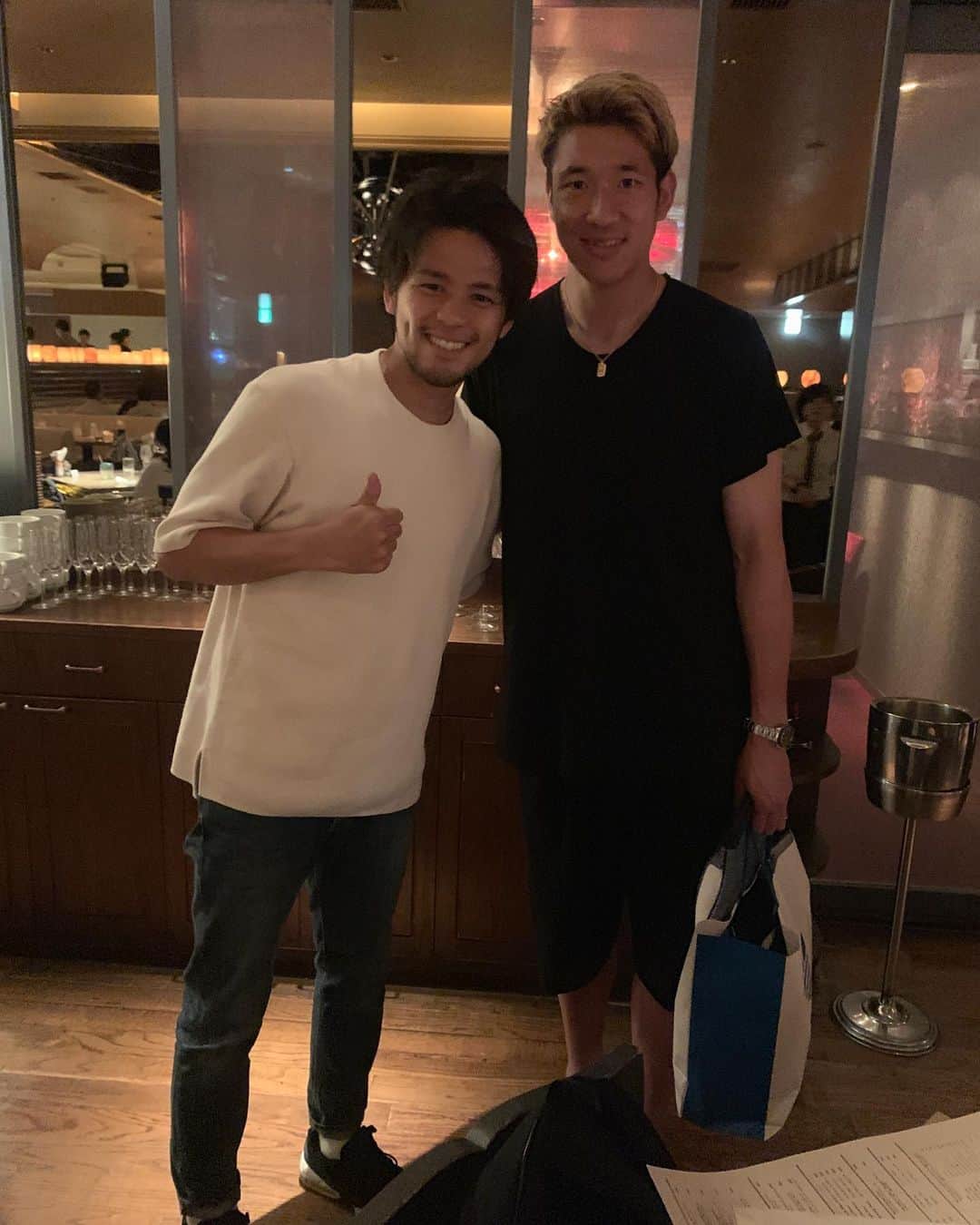 石井謙伍のインスタグラム：「スーパースターが写真撮ってくれました。実は奥さん同士仲良しなんです☺️ 次は家族会しようねー🥂 #林彰洋 #fc東京」