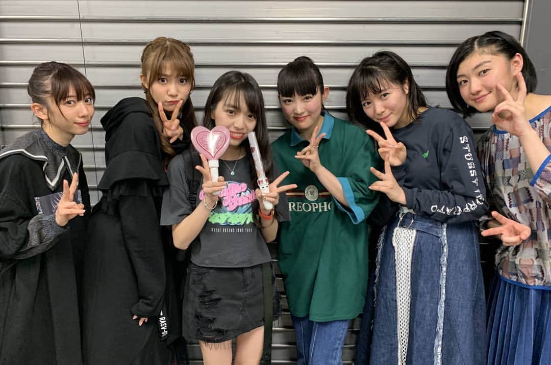 のインスタグラム：「🦐 大好きなエビ中さんと、大好きな打首さんの合同合唱コンクール やばかったです､､､！！！﻿ ﻿ セトリが、、セトリがっっっ🤦🏼‍♀️✨﻿ って感じでした ☺︎︎﻿ ﻿ 恐縮ながら、お疲れのところ﻿ ご挨拶させて頂いて... しかもメンバーさんから﻿ とてもお優しいお言葉を頂きました😭！﻿ ﻿ 打首獄門同好会さんも﻿ 大好きな曲ばかりで、、﻿ ずっと一緒に歌ってました 笑﻿ ﻿ ﻿ 大好きな方たちの﻿ コラボって 最強ですね！！！！！！﻿ ﻿ エビ中さん、スタッフさん、﻿ ありがとうございます ><﻿ ﻿ ﻿ #私立恵比寿中学 さん #エビ中 さん #打首獄門同好会 さん #内藤るな #るんぱん」