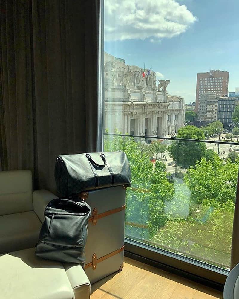 ウォントのインスタグラム：「Our leather Kastrup in Milan with @brucepask. ☀️ — #wantlesessentiels #milan #travel #traveling #brucepask」