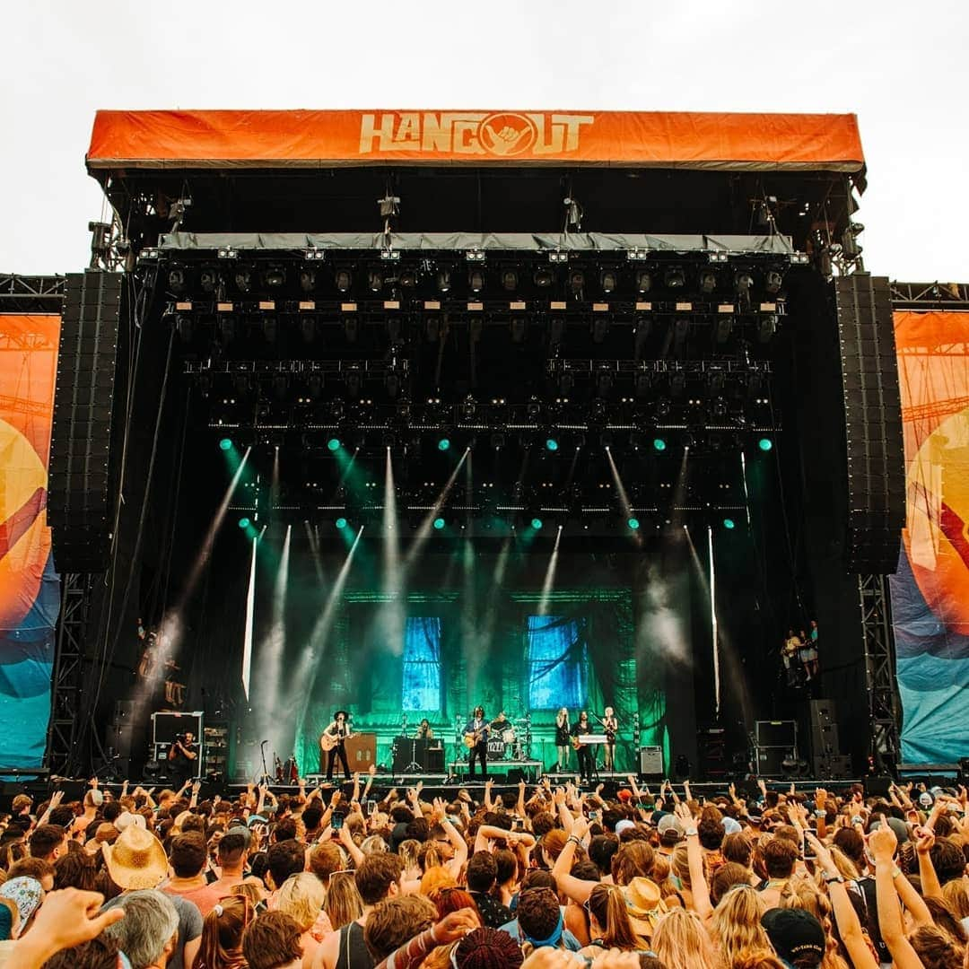 ホージアさんのインスタグラム写真 - (ホージアInstagram)「Thank you to everyone who came to check out the set at @hangoutfest, you've a beautiful part of the world in your hands right there. Much love 🖤 📷 @austinroa」5月20日 22時35分 - hozier