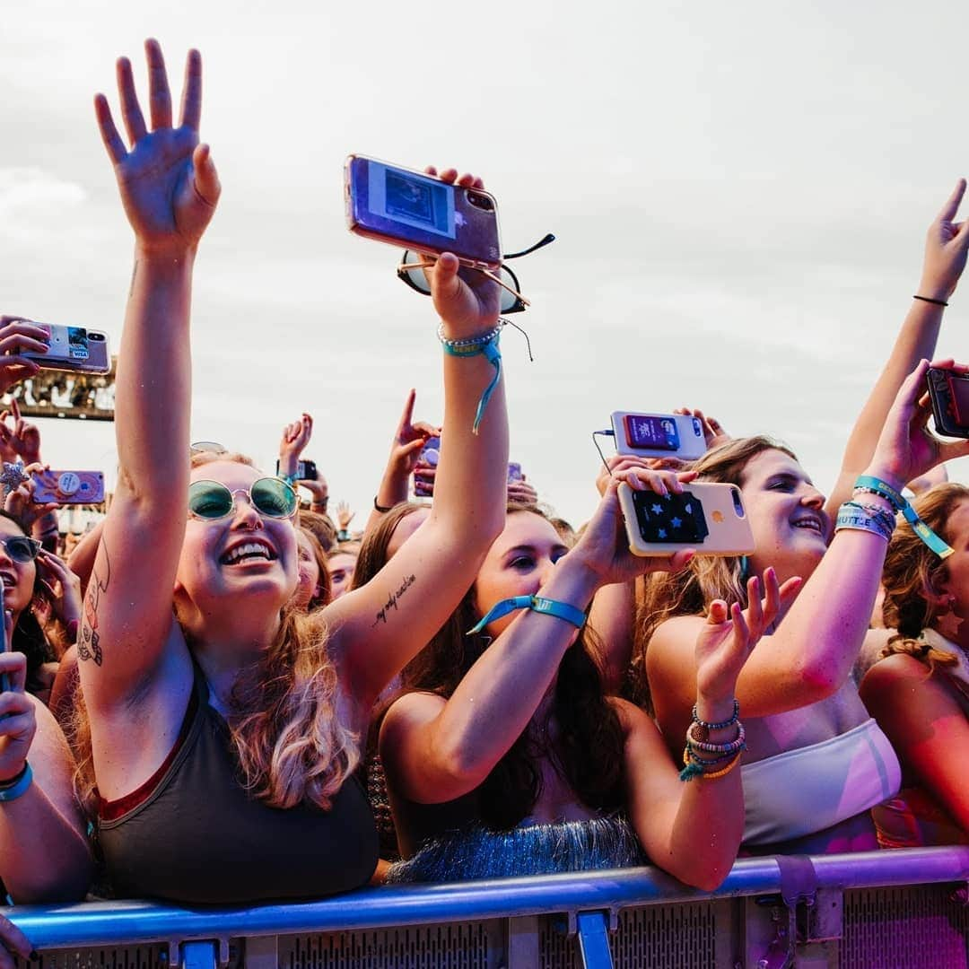 ホージアさんのインスタグラム写真 - (ホージアInstagram)「Thank you to everyone who came to check out the set at @hangoutfest, you've a beautiful part of the world in your hands right there. Much love 🖤 📷 @austinroa」5月20日 22時35分 - hozier