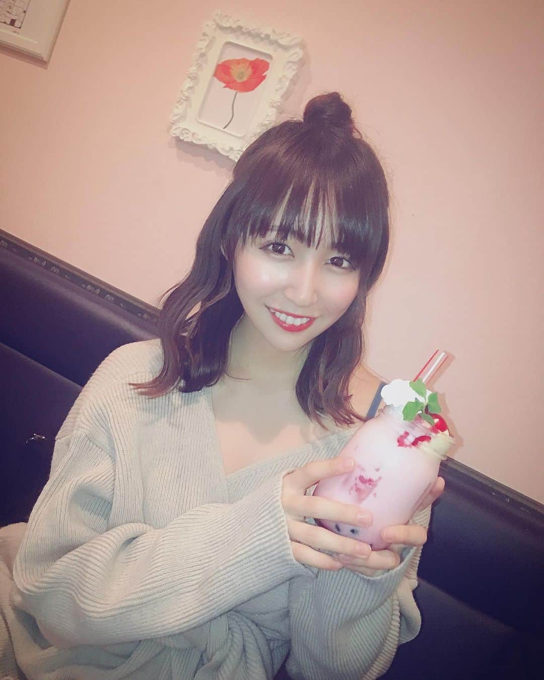 高橋美憂さんのインスタグラム写真 - (高橋美憂Instagram)「❥ ・ ・ タピ🥤 ・ ・ #グラドル #高橋美憂  #19歳 #fカップ #タピオカ #セルフィー  #いちご #ミルク  #2nd #dvd #ぷるるん #Fresh  #応援よろしくお願いします #気になったら  #フォロー #いいね返し」5月20日 22時44分 - miichan_0630