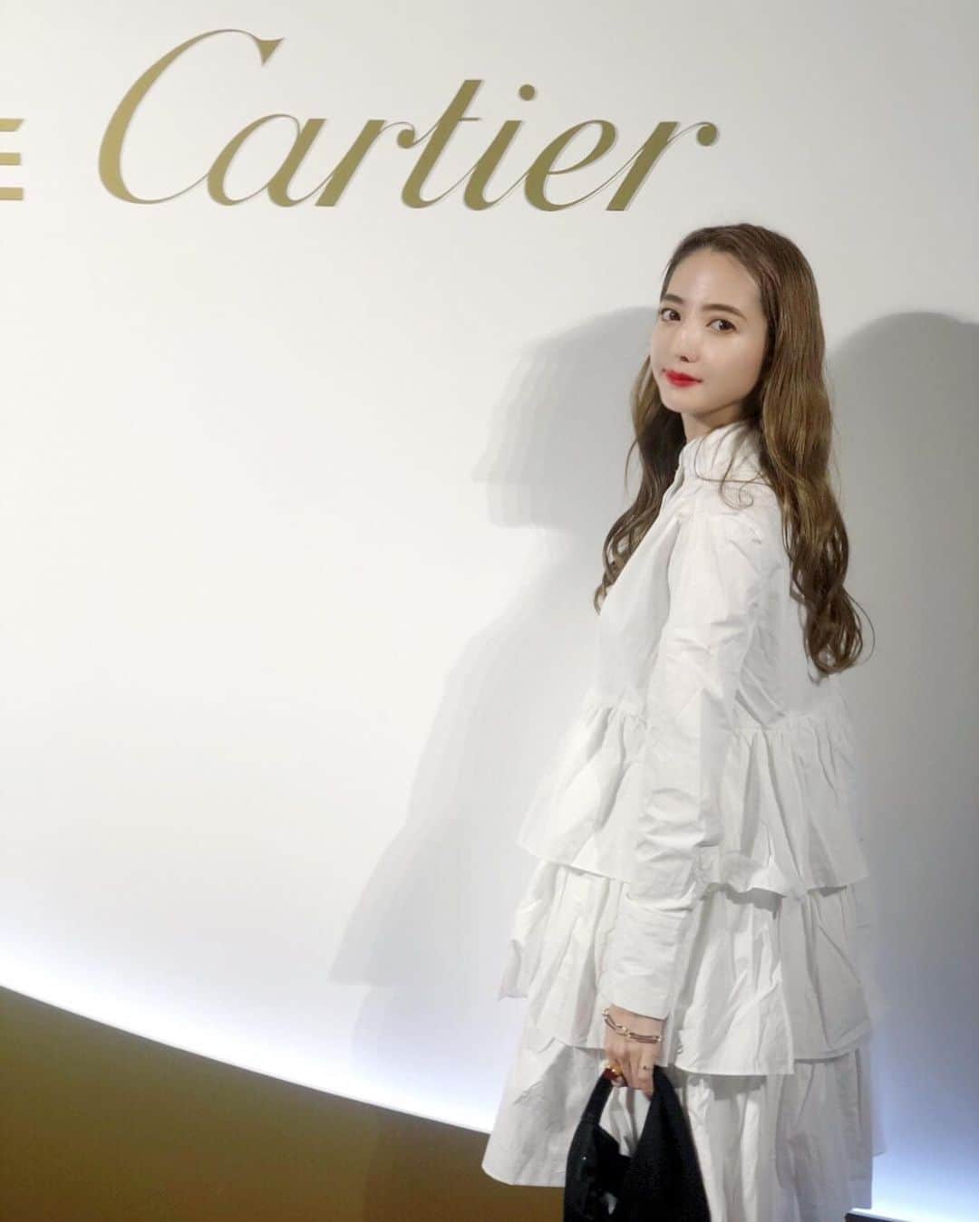 平木愛美のインスタグラム：「@cartier 💍 大好きな祖母に一番最初にもらった、ハイブランドのものがカルティエのお財布なの♡ だからなんだか私にとって特別な、カルティエ。 原宿に突如現れた期間限定の空間。 遊び心満載で、楽しかった⚪️ '直感で選ぶ' ５つの部屋。 とんだ林蘭さんのアート映像、可愛かったー♡ #love #cartier #clashdecartier #cartiertokyo #愛美ふく」