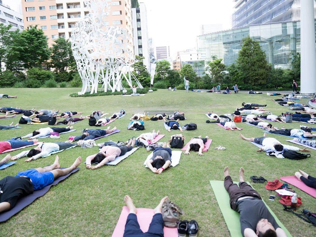 西畑亜美さんのインスタグラム写真 - (西畑亜美Instagram)「2019.5.20 ＼＼春の虎ノ門ヒルズヨガ／／ レッスン担当させて頂きました🙏 Sunday yogaということで、爽やかにフローしてエネルギーを循環！ 途中ちょっとザワザワっとしたりもしましたが😂💕？ ここでしか味わえない体験を堪能する‼︎ という私の思いが届いていたら嬉しいです🍃 just enjoy‼︎ ・ ・ そして6月9日迄、虎ノ門ヒルズヨガは続きます👇 https://toranomonhills.com/events/2019/04/003696.html 来週日曜日は、ジュリさん @jurikooo ✨✨✨ ✔︎サンデーモーニングヨガ ✔︎マンデーナイトヨガ  最終日まで、是非レッスン楽しんで下さい☺️ そしてreebok shopも足を運んでみて下さいね‼︎ yogawear ▶︎ @reebokjp ・ ・ special thanks...✴︎ ご参加頂いた方々& @reebokjp  @katsumasaomata  @oh_tomas_92 （photo）  #reebok#リーボック#虎ノ門ヒルズ#虎ノ門ヒルズヨガ#morning#サンデーヨガ#朝ヨガ#朝活#パークヨガ#ヨガ#ヨガイベント#健康#yogagirl#yoga#yogaevent#yogalife#yogawear#sweat#toranomonhills#yoga#health#beauty#yogainstructor#150cm#yogini#fitness」5月20日 22時46分 - amii0106