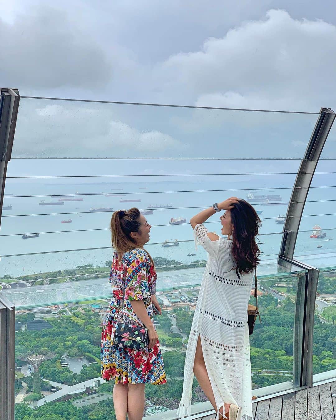 長嶺菜菜子のインスタグラム：「﻿ ﻿﻿ ✈︎シンガポール観光  56階から見る景色ってどんなか分かる❓🤩🙌🙌﻿ ﻿ ﻿ マリーナベイサンズの屋上スカイデッキ﻿﻿ 一般の人も入場料を払えば行けるよ😊﻿﻿ ﻿﻿ ﻿﻿ 56階から見る景色は圧巻( '∀︎' )！！﻿﻿ シンガポール🇸🇬を上から眺められる🤩🙌﻿﻿ ﻿﻿ ﻿﻿ すんごい高いから足がすくむ😂😂﻿﻿ ﻿﻿ ﻿﻿ カーディガン...@esutoreja﻿﻿ ﻿﻿ ﻿﻿ ﻿﻿ #旅行 #旅 #旅女子 #旅行好き ﻿﻿﻿ #シンガポール #シンガポール観光﻿﻿ #マリーナベイサンズ﻿﻿ #マリーナベイサンズ屋上スカイデッキ﻿﻿ #マリーナベイサンズ展望台﻿﻿ #マリーナベイサンズサンズスカイパーク﻿﻿ #estutoreja﻿﻿ #estutorejaコーデ﻿﻿ #estutorejasnap #旅なな」