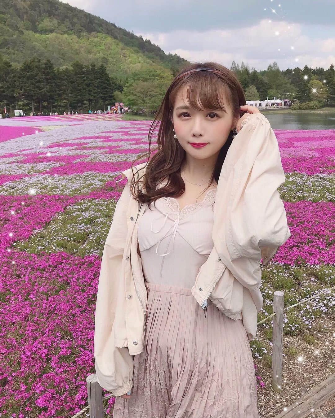 計良日向子（ひなひ）さんのインスタグラム写真 - (計良日向子（ひなひ）Instagram)「. . 芝桜見に行ってきたよ(*´ω｀*)💗 綺麗すぎた！異世界☺️💗 . . . インナー @niceclaup_official_ . マウンテンパーカー @niceclaup_official_ . スカート @majesticlegon_official . . . . . #芝桜 #芝桜富士 #本栖湖リゾート #私服 #coordinate #niceclaup #majesticlegon #love #instagood」5月20日 22時47分 - kerahinako1105