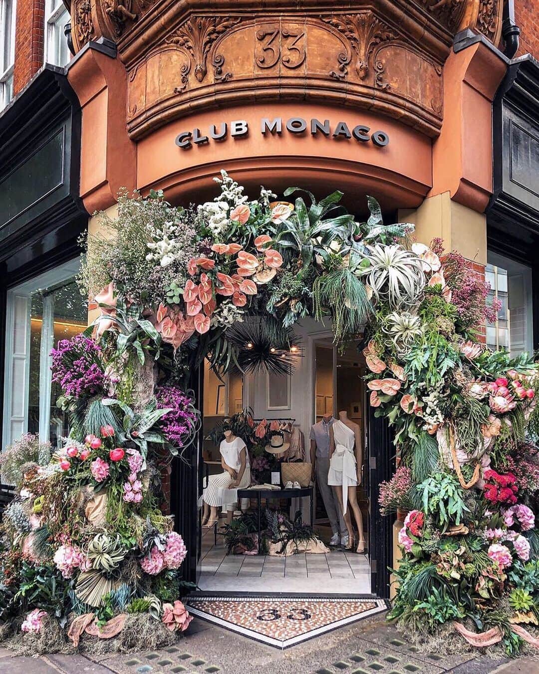 Club Monacoのインスタグラム：「Stop and smell the flowers. 🌸 ⠀⠀⠀⠀⠀⠀⠀⠀⠀ Sloane Square looking lovely for London’s #chelseainbloom, May 20-25. 🌱🌷| 📷: @prettycitylondon ⠀⠀⠀⠀⠀⠀⠀⠀⠀ #CMInBloom」
