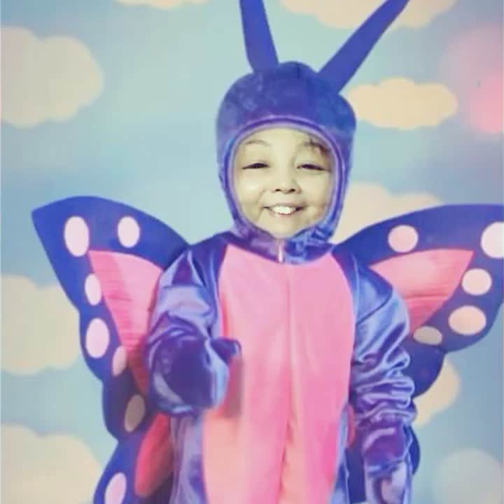 くぼたみかのインスタグラム：「B day of the person that I always love ❤️ I can never be more than just a tiny piece of your tissue.Lol love you. #mom  ママお誕生日おめでとう😍ピュアで可愛い可愛いマム❤️ #誕生日 #母」