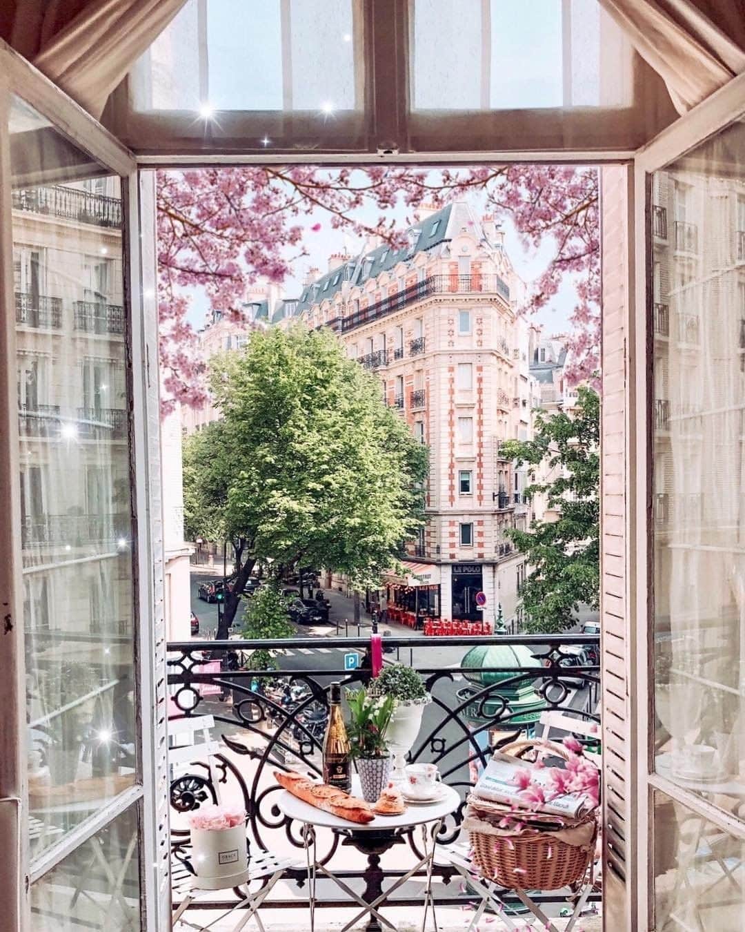 Travel + Leisureさんのインスタグラム写真 - (Travel + LeisureInstagram)「Paris is an insider's city. Find out the best neighborhoods and hotels for every type of Paris traveler at our link in bio! 📷@impastastorie」5月20日 22時56分 - travelandleisure