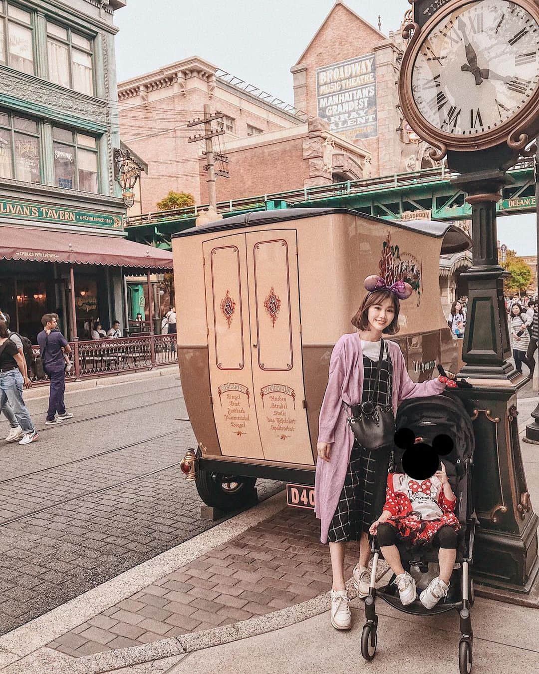 のインスタグラム：「アメリカンウォーターフロントで写真撮るの好き💓😌 コーディネートどこのですかー？って質問か多かったので 載せておきます✊💭 * 鞄#ZARA 靴#ZARA カーディガン#AULA ワンピ#ADDICTNOIR * #tokyodisneysea #DisneySea#東京ディズニーシー#code#コーデ#fashion#アウトフィット#ファッション#outfit#ootd#コーディネート#cd#style」
