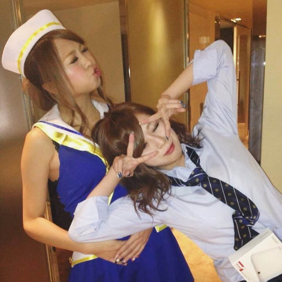 瀧谷まゆさんのインスタグラム写真 - (瀧谷まゆInstagram)「私の相棒の桜木みいなが 今月末でエルミタージュを 卒業してしまいます😢😢 出会ってすぐノリで 一緒に住み始めて気づけば 5年も一緒に住んでいた私の家族。 瀧谷まゆがナンバーワンで居れた陰には いつもみいなの支えがありました。 お酒が弱い私の為に 売上にもならないお酒を 何年間も大量に飲み続けてくれたり 私が弱音を吐いたら まゆの為に頑張ってんだから 人の前で弱音吐くな！って 教えてくれたり 私が露出度高かったせいで みいなもいつも巻き添えで 半裸になってたりw 喧嘩もたくさんしたけど どんな時もいつも一緒に居てくれた。 思い出とか語りきれないんだけど← まあ自分のラストすら実感なかったから みいのラストも実感ないんだけどさ。笑 とりあえずエルミタージュの 桜木みいなは今月で終わり‼︎ みんな見送り行ってあげてね🙋‍♀️❤️ #瀧谷まゆ#桜木みいなは#バルセロナ #バルセロナグループ #barcelona #touri#桃李#エルミタージュ#ニュークラブ #キャバクラ #ホステス #キャバ嬢 #北海道 #札幌 #さっぽろ #すすきの #ススキノ #歌舞伎町 #北新地 #錦 #中洲 #followme #likeforlikes #l4l #followforfollow #f4f」5月20日 22時59分 - mayu_velia