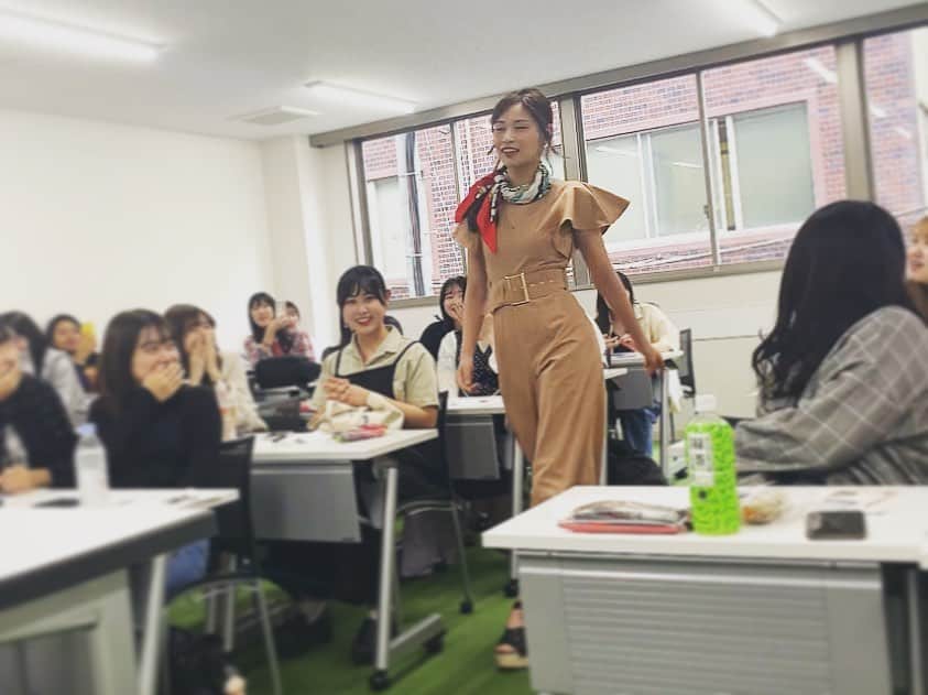 横町ももこさんのインスタグラム写真 - (横町ももこInstagram)「💖 . 先日、神田学院でゲスト講師をさせていただいた時に 社会への第一歩を志す生徒の皆様に、今の事務所に入って約13年間の自分の経験を通して未熟者ながらお話しさせていただいたことのなかからとくに伝えたいこと。 . . ＊自分が掴みとりたいチャンスの前で、一瞬でも自信のない表情を見せたら負け＊ 〜自信のなさを表情に出したらすぐに見透かされる。 オーディションの会場に入って審査員が目に入った瞬間から無理矢理でも常に口角は上げたまま笑顔で居続ける。 そして"あなたと一緒にお仕事がしたい、時を共にしたい"という気持ちを相手の視線を逃さないくらいにキラキラした目で気持ちが届くまで伝え続ける。 . ＊結局は人間関係。一つ一つのご縁を大切に＊ 〜「この人は仕事ができる」よりも「この人と仕事をしたい」と思わせる事が大事。 思わぬ出会いが思わぬタイミング、思わぬ場面でチャンスになる可能性が無限にあるのでどんな出会いも邪険にしてはいけない。 . ＊基本的な挨拶ひとつで運命が大きく変わることもある＊ 〜基本中の基本だけれど、挨拶が一言あるかないかでその人の印象だけでなく将来が決まることもある。 どんな人に対しても印象を良く残すことに損はない。 (昔、素っ気ない態度で接していた若手のスタッフが後に大物プロデューサーになった時、その人に対する当時の自分の接し方に後悔したり…) 相手への敬意を払うためだけではなく、その先の自分のためにも常に挨拶は大切にするべき。 . ＊人生何が起こるかわからない。だからこそ今を精一杯、後悔なく楽しむ＊ 〜"今"という時間は一生こない。その時に生まれた感情はその時にしかない。 「やりたい！」と思ったことは何も考えずにとりあえずやるべき！その時に「楽しい！」と思うことが大事。後悔することを考えるその時間がもったいない。 その瞬間はその瞬間の感情を信じて思うがままに行動していれば、結果はどうあれ充実した毎日になるはず。 . . . . 私がタフでハッピーな人間でいられるのはこんなシンプルなことから成り立っています。 . 生き方に対する思考やスタイルは本当に人それぞれで、 私が伝えたいことのすべてが世間ではシンプルでわかりきったことかも知れないけれど、 とくに難しいことは考えず、 "人・時間・自分" を全力で大切にするだけ。 . 難しいことが言えない私だからこそ、 それを私らしく伝えることができた私らしい時間だったと思います。 . お話好きの私にとっては一コマ90分という今回の授業時間は短すぎるくらいあっという間でした。 . 数年前から毎年お世話になっているこのゲスト講師のお仕事ですが、 自分の事を話す機会をいただくことで、改めて私自身が自己を分析して見直すことができ、表現者として本当に有難い機会です。 これもやはり大切な"ご縁"ですよね！！ . 令和のこれからの時代を担うキラキラした目の生徒さんたちと素敵な時間を過ごすことができたことに感謝です😊✨ . 今回お会いした生徒さんたちの今後の活躍に心から期待しています😇💓 . . 杉本先生、生徒の皆様、本当にありがとうございました❣️ . . #ももちゃ先生#KIFL#神田外語学院#韓国語学科 #tokyo#japan#campus#campuslife#teacher#model#japanesemodel#オスカープロモーション#japanesegirl#일본모델#일본여자#モデル講師#生徒の皆さん#thankyou#カムサハムニダ#ありがとう」5月20日 22時59分 - momochadayo