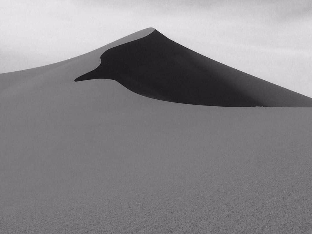 のインスタグラム：「For his series Inhabited Deserts, Italian photographer John R Pepper (@johnrpepper) explored the Dasht-e Lut Desert in Iran. This monochrome study on the region's fascinating geological features was shot with the analogue Leica M6. The project is currently on show at the Art of Foto Gallery in St. Petersburg and the NOX Contemporary Gallery in Tel Aviv. Where will you be shooting this week?  #LeicaCamera #Leica #🔴📷 #Leicagram #LeicaM #LeicaM6 #TheLeicaLook #LeicaWorld #LeicaClub #LeicaSociety #LeicaPhoto #ShootLeicaPro #LeicaNature #analogphotography #landscapephotography #bnw_world #bnwmood #bnw_planet_2019」