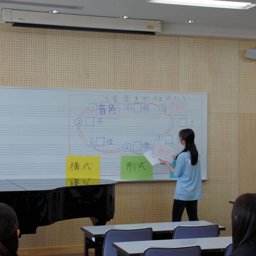福岡女子短期大学さんのインスタグラム写真 - (福岡女子短期大学Instagram)「＠音楽科 . こんにちは、福岡女子短期大学です。 昨日は「オープンキャンパス」でした。 . 音楽科では、在学生演奏として、在学生によるコンサートを開催しました。ピアノ、電子オルガン、管楽器専修の学生による演奏をお楽しみいただきました。 . また、音楽科ツアーとしてリニューアルした音楽科校舎をご案内いたしました。音楽を勉強する為の最適な空間を感じていただければ幸いです。 . 体験授業①は『ワンポイントレッスン（要予約）』 各専修実技別に個人レッスン（約20分）を開講しまいた。 . 体験授業②は『音楽教員を目指すには？』を実施しました。中学校教諭って！？音楽教員を目指すためには何が必要か理解しよう！というテーマで授業を行いました。 . 参加いただいた皆様ありがとうございました😊 . #福女短 #福岡女子短期大学 #福岡女子短期大学音楽科 #福女短オーキャン #オープンキャンパス #高校生 #進路 #体験イベント #オーキャン #学校 #音楽 #音楽教諭 #音楽教諭の卵 #音楽の先生になりたい #音楽科 #進路相談 #未来の音楽家 #音楽療法 #福岡の女子短期大学 #高校1年生 #高校2年生 #高校3年生 #音大生 #音楽学部 #音大 #ドレス #進路 #👗 #女子力 #女子力アップ . ========[ 資料請求 ]======== ． 新しい福岡女子短期大学の資料請求（2020大学案内📕）を無料送付中です。本学ホームページ📲からお気軽に申し込みください🌟 . 子ども学科/健康栄養学科 音楽科/文化教養学科 ． 福岡女子短期大学 住所：‪‪‪‪福岡県太宰府市五条四丁目16番‬1号‬‬‬ tel：‪‪‪092-922-4034‬‬‬（代表） . =======================」5月20日 14時02分 - fukuoka_wjc