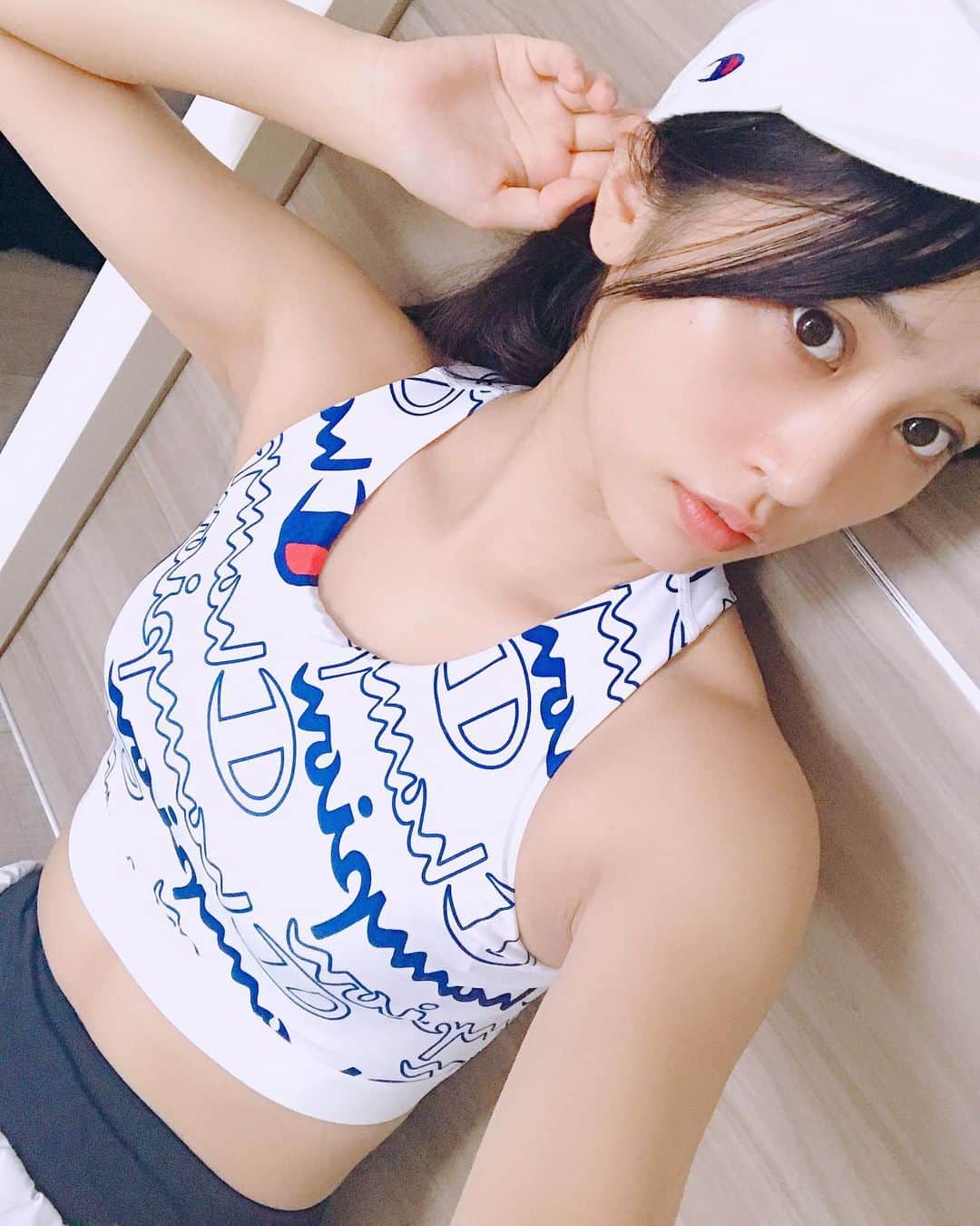 根岸愛のインスタグラム：「今日のchampion🎽 運動します〜👟 恥ずかしいので外出るときは上は羽織ってます🤣 #champion #run #running #sportswear #sports #チャンピオン #ねぎしふく #ねぎ私服」