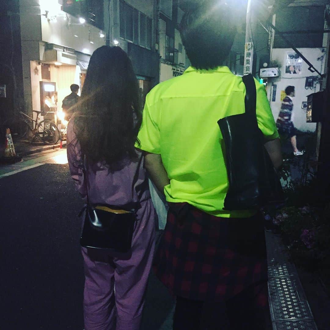 田中順平のインスタグラム：「友達が令和婚しました おめでとう㊗️末永くお幸せに😊 にしても派手な夫婦やなぁ🥰 #令和婚 #おめでとう #スニーカー先生」