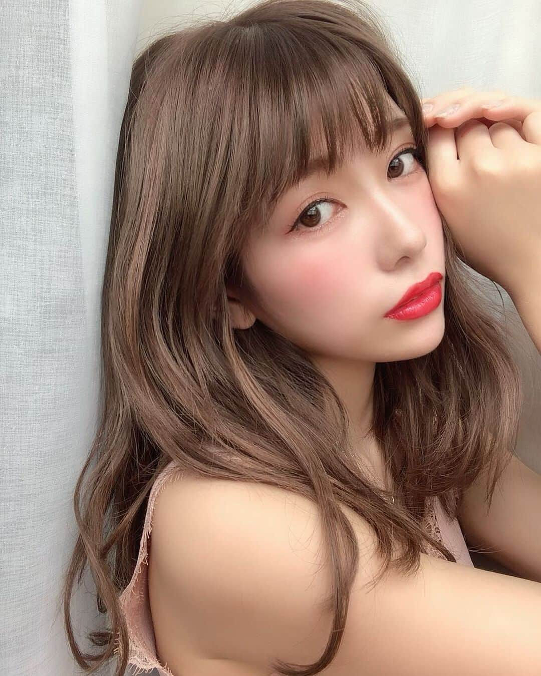 長谷川万射さんのインスタグラム写真 - (長谷川万射Instagram)「ラブジーの付録でしたメイク💄 ちなみに裸眼メイク👁 . シャドウとかリップの色が可愛すぎて届いてから愛用しておる🥺🌼 . 裸眼だけどリップは赤めで地味にはならない引き算足し算のメイクなのだ🧡 . . #裸眼メイク #ラブジー#loveggg #ラブジー付録」5月20日 14時17分 - mayanyam712