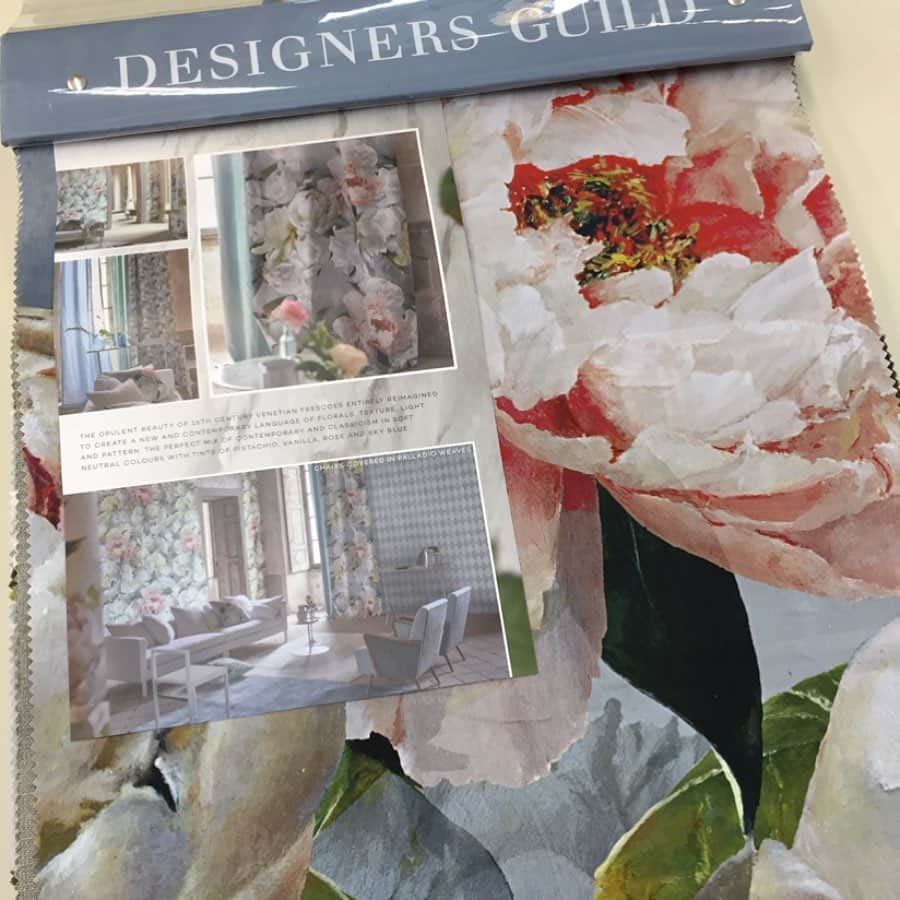 インテリアショップ メルサさんのインスタグラム写真 - (インテリアショップ メルサInstagram)「@designersguild 2019春夏 新作ファブリック。 防炎糸のコレクションや ウォッシャブルのリネン100%のファブリックなど 革新的かつ 魅惑的なコレクションです。 パターンブックは veronese(ベロネーゼ）。麻や綿の生地に ギルドらしい手書き風に描かれた美しい花々が咲き誇っています。 #designersguild #デザイナーズギルド #ギルド #新作ファブリック #オーダーカーテン #新築 #リフォーム #インテリアコーディネート #Merusa #豊岡 #兵庫」5月20日 14時21分 - merusa_interior