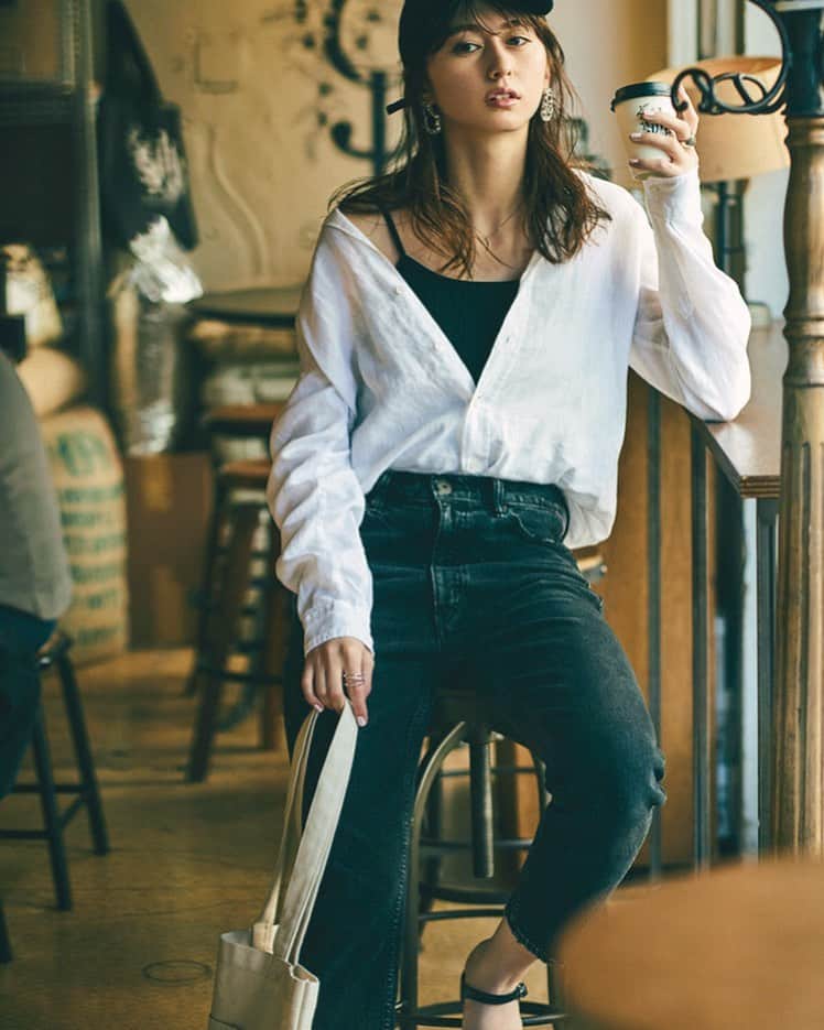 cancam_fashionのインスタグラム：「5月20日、今日の東京は曇り。最高気温26度、最低気温17度の予報です（気象庁調べ）。 気温はあるものの雲が広がりそうな今日のコーデは、白シャツ×デニムでいつものカジュアルをトーンアップ！ 透け感のあるリネンシャツなら季節感もばっちりです。 ・ model @nanami10910  商品の詳細はプロフィールのURLからcheck✔️ . #cancam #cancamfashion #菜波 #今日のコーデ  #シャツ #モノトーンコーデ #ootd #ootdfashion #todayscode」