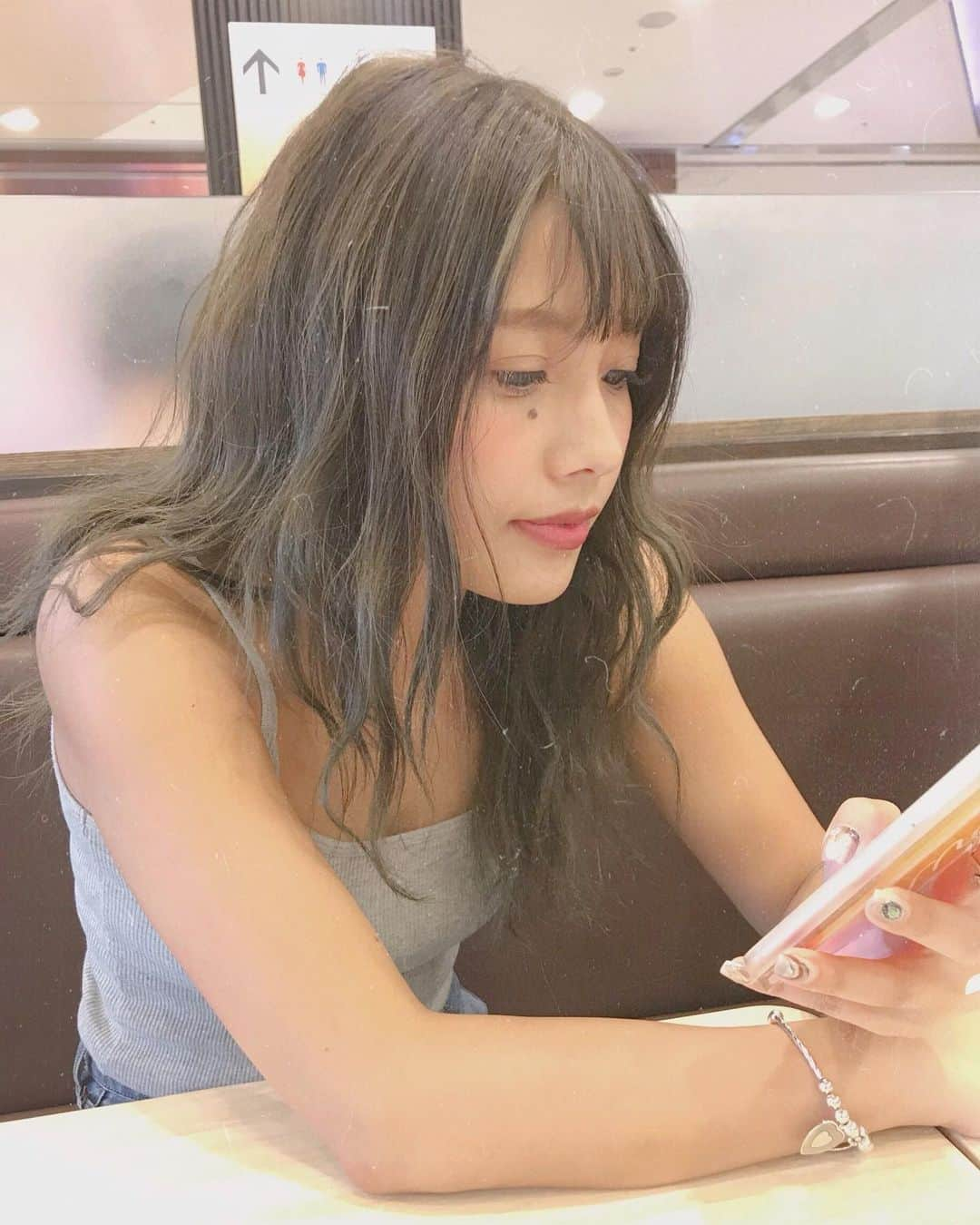 馬詰まほさんのインスタグラム写真 - (馬詰まほInstagram)「🌼 . 「質問コーナー」やってます!!! . ほんまに気分屋すぎるから いつも、すぐ終わっちゃうけど送っといてね〜🥰🧡笑 . そして髪の毛色落ちしてきた✌︎ #秒の世界」5月20日 14時36分 - mahorin.1993