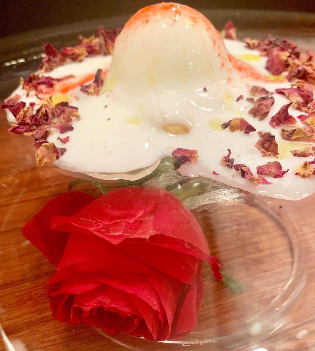 牛窪万里子さんのインスタグラム写真 - (牛窪万里子Instagram)「ガラスの器に薔薇の生花で飾られたデザートプレート。  紀尾井ガーデンテラス「エル フエゴ デル トロ」のローズミルクソルベ。アートなスイーツ。  #紀尾井ガーデンテラス  #薔薇 #バラ #デザートプレート #エルフエゴデルトロ  @tokyo_gardenterrace」5月20日 14時30分 - mariko_ushikubo