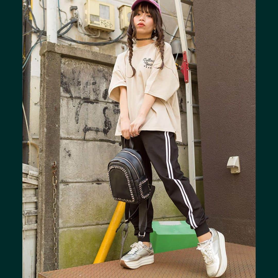 のインスタグラム：「#🌚 . 📽🚶🏿‍♀️ @spray_official 撮影でーた。この styling すき ◎ . 雨よ降らないで ᗦ↞◃ 〜 今日はAliAのワンマン 行くのだよ。楽しみ～ ！ . #SpRay #アパレル」