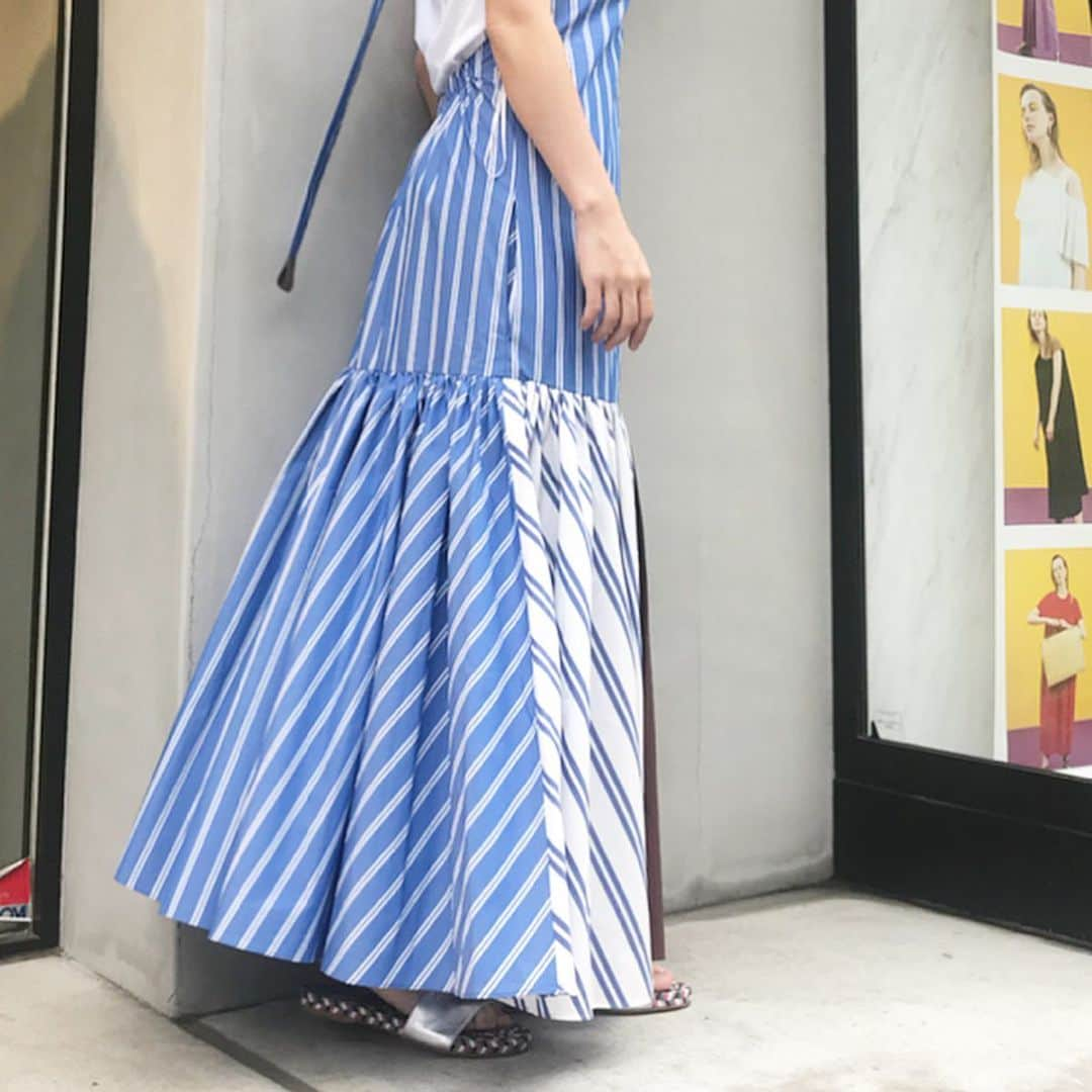 渡辺由香さんのインスタグラム写真 - (渡辺由香Instagram)「#ootd  #summerdress #tibi #shoes # #elendeekselect  buyingの時から絶対買うと決めていたtibiのワンピ ストライプにあえてのブラウンの配色がシャレてて好き 夏が大好きな私は いよいよ夏の匂いがして、 ワクワクして、どこに着ようとシーンを考えるのが好き インナーは2カラーゲットした @elendeek のアシメトリーネックなタンク 一枚でシンプルにも、肌見せワンピに今年間違いなくレイヤードで大活躍 晩夏の新作でも買いたいものあり過ぎて、社販がヤバイ最近w  #ティビ #エレンディーク #セレクトショップ #ワンピースコーデ #夏コーデ #今日のコーデ」5月20日 14時34分 - yukawatanabe_hanabo