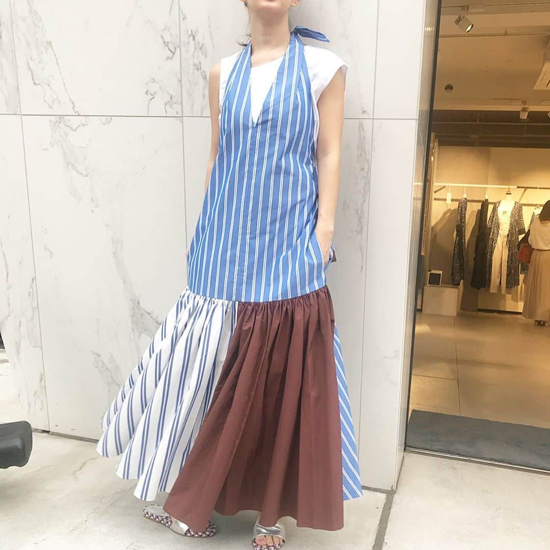 渡辺由香さんのインスタグラム写真 - (渡辺由香Instagram)「#ootd  #summerdress #tibi #shoes # #elendeekselect  buyingの時から絶対買うと決めていたtibiのワンピ ストライプにあえてのブラウンの配色がシャレてて好き 夏が大好きな私は いよいよ夏の匂いがして、 ワクワクして、どこに着ようとシーンを考えるのが好き インナーは2カラーゲットした @elendeek のアシメトリーネックなタンク 一枚でシンプルにも、肌見せワンピに今年間違いなくレイヤードで大活躍 晩夏の新作でも買いたいものあり過ぎて、社販がヤバイ最近w  #ティビ #エレンディーク #セレクトショップ #ワンピースコーデ #夏コーデ #今日のコーデ」5月20日 14時34分 - yukawatanabe_hanabo