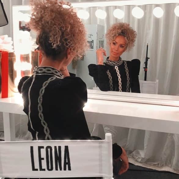 レオナ・ルイスのインスタグラム：「Found this lil backstage gem from last year ✨ this is me contemplating how I’m gona steal this chair 🤔」