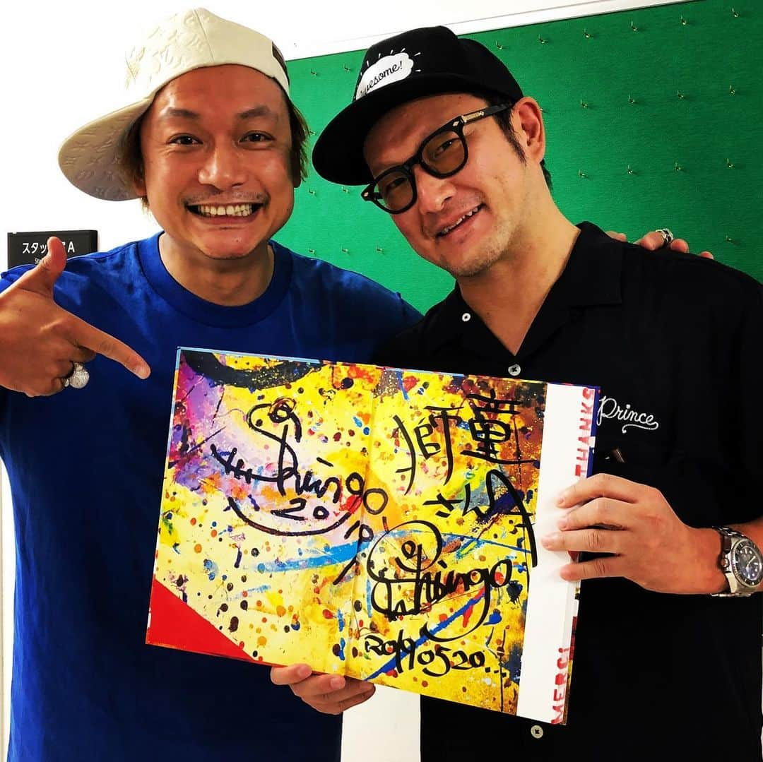 香取慎吾さんのインスタグラム写真 - (香取慎吾Instagram)「#獅童さん が僕の個展 #boum3 に来てくれました！！ありがとうございます！嬉しいっ！ 今日で第二期終了！明後日からラスト第三期スタート！どんどん進化する #ブンブンブン ！お楽しみに！今日夜22時頃からインスタライブします！みてねっ！ #慎吾インスタライブ #中村獅童 #香取慎吾」5月20日 14時37分 - katorishingo_official