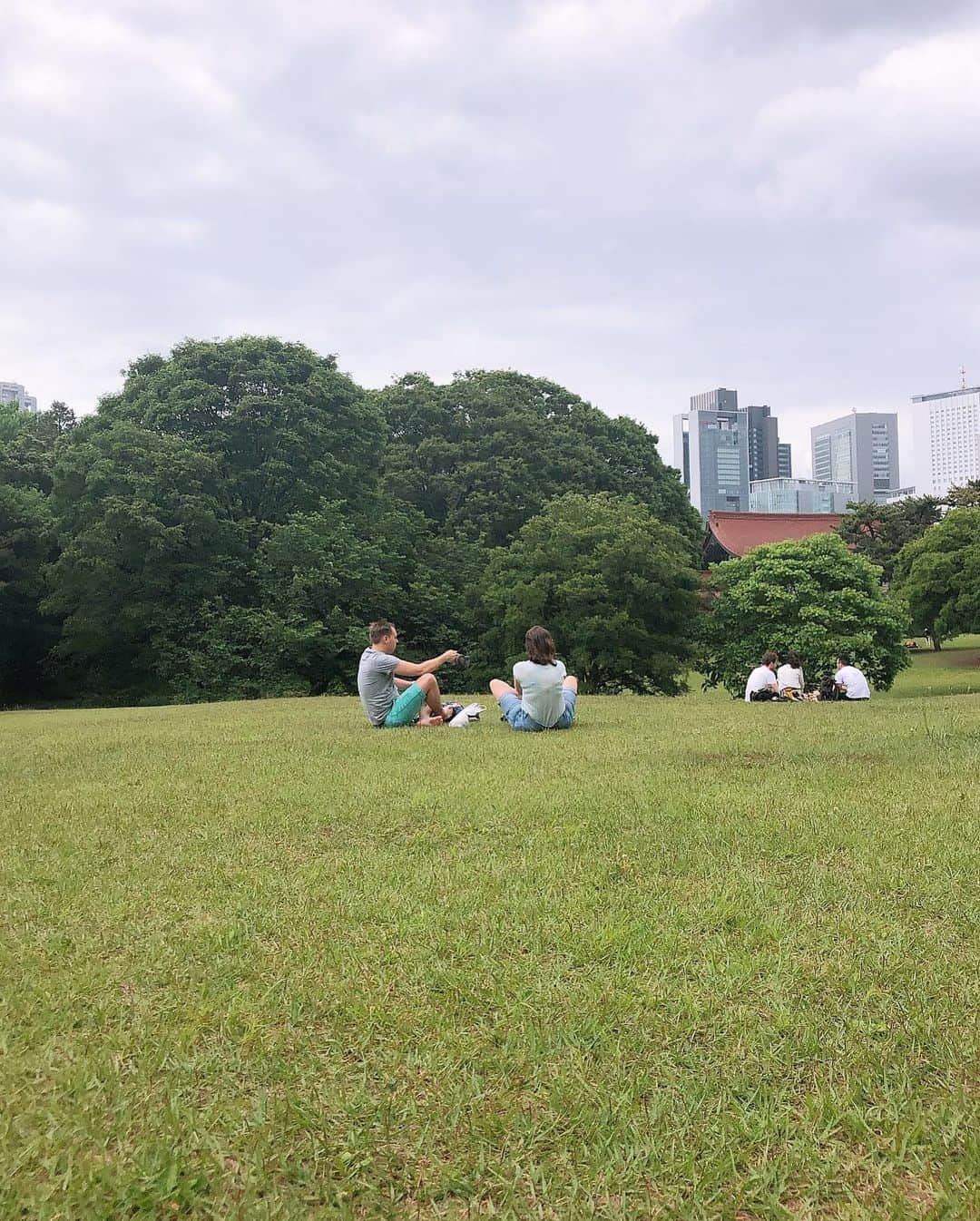 南城ひかりさんのインスタグラム写真 - (南城ひかりInstagram)「今日は都会にある大自然♡ 明治神宮に。 ・ ・ あー、とても気持ちがいい。 ・ ・ 色々出ていった。 ・ 深く深くあったものは、 やっぱり罪悪感…😅 ・ それは、 わたしがとてもとても真面目だから😉 ・ でも、それももう大丈夫🙆‍♀️ 素晴らしい大地が受け止めて、 生まれかわったよ☺️ ・ ・ 先日、ゆきえさんに会った時、 わたし自身がエネルギーを下げてはダメだと… ・ うっかり誰かのためにと、 エネルギーをあげてる意識があったのです… ・ そうではなくて、 わたしはいつだってエネルギー満タンに✨ ・ 今日は最高のヴォルテックスも感じたね〜🙋‍♀️ ・ ・ 波動を高くいること。 波動の高さをたもつのは、 最高にご機嫌であることと同じね。 ・ この波動の意識、 かなり、わかってきたぞー😃❤️ ・ ・ 今週もはじまったばかり。 どうぞ、 いつでもご機嫌なあなたでいてあげてね💕 ・ ・ #明治神宮 #パワー #波動  #エネルギー #引き寄せ @jewellino_therapy」5月20日 14時38分 - hikariminashiro