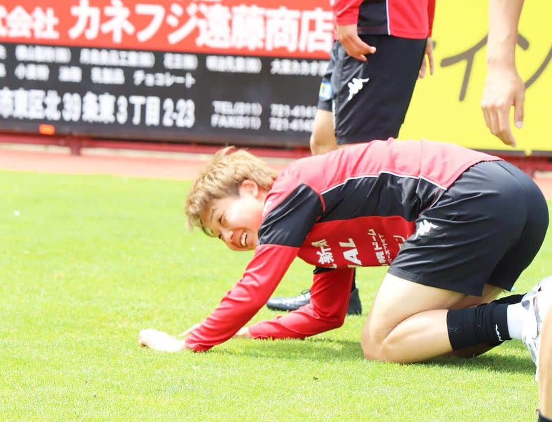 コンサドーレ札幌さんのインスタグラム写真 - (コンサドーレ札幌Instagram)「. 2019.5.20 宮の沢白い恋人サッカー場  6 MF 中原彰吾 Nakahara Shogo 1994/05/19 . （昨日だけど）25歳の誕生日おめでとう㊗️ . #consadole #コンサドーレ #Jリーグ　#JLEAGUE #football #soccer #supporter #サポーター #soccerphotography #soccertime #北海道　#HOKKAIDO #札幌　#SAPPORO #札幌ドーム　#sapporodome #stadium #happybirthday #birthday #smile #kawaii」5月20日 14時41分 - hokkaido_consadole_sapporo