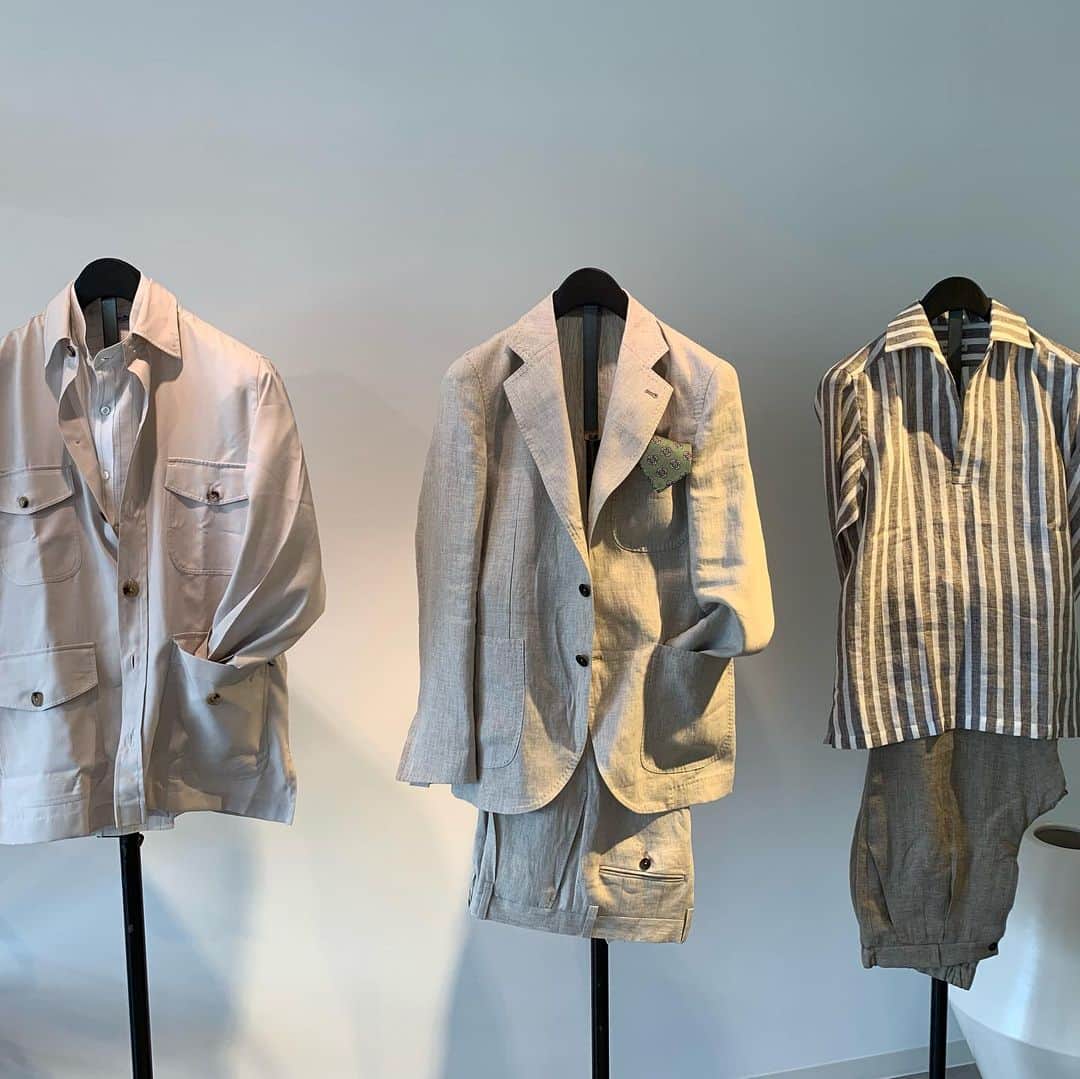 のインスタグラム：「@erricoformicola  2020 spring summer collection.  Cool, light, beautiful resort style in Napoli.  2019年の夏を目前に、イタリアからやってきた、2020春夏コレクションをいち早くチェック！  2019春夏から登場した4ポケットのサファリ風シャツアウターのノーカラーができたり、エリコ初のバンドカラーも登場！バンドカラーといっても、エリコさんが作るとスポーティ過ぎずクラシックなドレスシャツテイストもあり、大人っぽくて凄くカッコ良い。このバンドカラーとノーカラーシャツアウターの組み合わせも◎。あと、カプリシャツもボタンで少し大人めに着られるバージョンができたりと、夏のリゾート的スタイルがかなり幅広くバージョンアップ。✨ 今年の夏から、着たい気分です！  #erricoformicola」