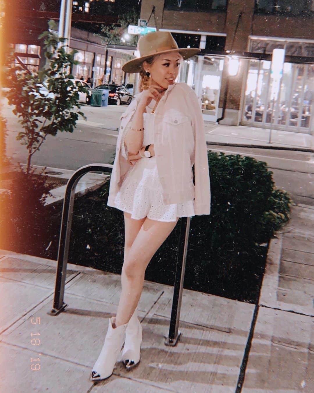 AikA♡ • 愛香 | JP Blogger • ブロガーのインスタグラム：「NO MAKEUP UP but always dress to impress 😆✨ Big shout out to my 💯 lash girl @kairechu.beauty for giving me a “I look prettyyy” look without any makeup on 🖤 Last night’s last minute outfit ( literally put this look together in 3 mins 🙌🏻 but last minute outfits somehow always work THE BEST right!? ) to hang out with my new friends from Seattle & LA ✨ Swipe left for more pic of me 💕😂 + the look without a jacket! More on my stories, basically all about food porn 🍣🍗🤤 ————— ノーメイクだけど、コーデゎ常に可愛くおしゃれにっ♫ww  メイクなしでも全然おっけーなのゎ @kairechu.beauty がやってくれるマツエクのおかげ♡ 彼女のマツエクが今までで最高にいいの😍💯 昨日ゎ本当に一日中忙しくて、夜にゅー友達とハングアウトするのにメイクする時間もなくてこのコーデも3分で完成♥️ でもそうゆう時の方があえてコーデ決まったりするよねっ✨😂 ストーリーも見てねッ！基本大好きな食べ物ばっかり🤤 ..... #ootn #petitefashion #nomakeuplook #asseenonme #springstyle #mystyletoday #seattle」