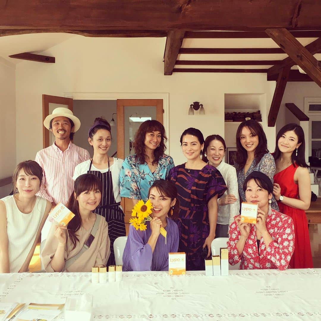 桃生亜希子のインスタグラム：「今日は、高濃度ビタミンLypo-Cさんが主催するランチ会へ。 風が強く、予定していたクルージングランチがアミーゴキッチンのスタジオに変更。 海と緑をみながら、優雅で楽しい時間を過ごしたよ😊 ごはんを食べながら、vitaminCを飲んで、顔にシュッとして、、。 内も外も綺麗になりそう✨❤️」