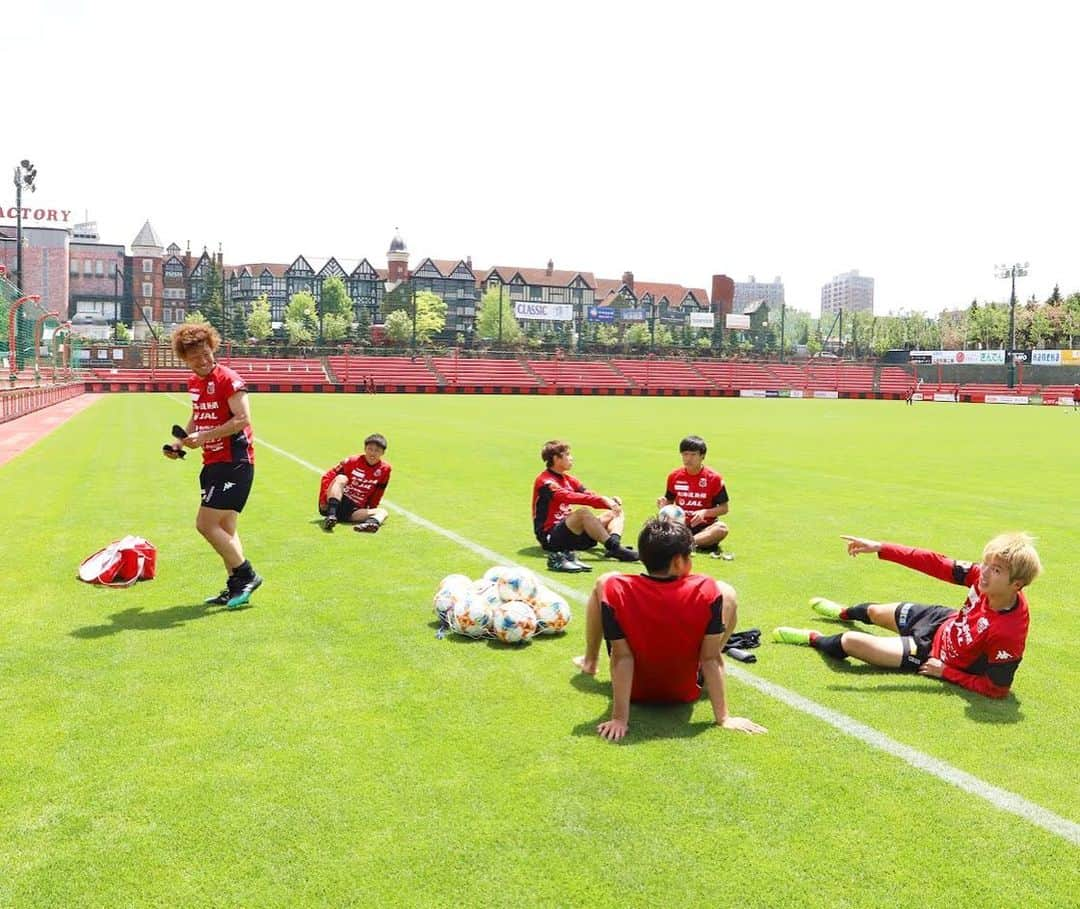 コンサドーレ札幌さんのインスタグラム写真 - (コンサドーレ札幌Instagram)「. 2019.5.20 宮の沢白い恋人サッカー場 . スタッフのカメラから逃亡する２人...😭 . @kousuke1414 白井康介 @yutoiwasaki611 岩崎悠人 @renfujimura 藤村怜 @riku_danzaki 檀崎竜孔 中野嘉大 金子拓郎 . #consadole #コンサドーレ #Jリーグ　#JLEAGUE #football #soccer #supporter #サポーター #soccerphotography #soccertime #北海道　#HOKKAIDO #札幌　#SAPPORO #札幌ドーム　#sapporodome #stadium #smile #miyanosawa  #白い恋人」5月20日 14時51分 - hokkaido_consadole_sapporo