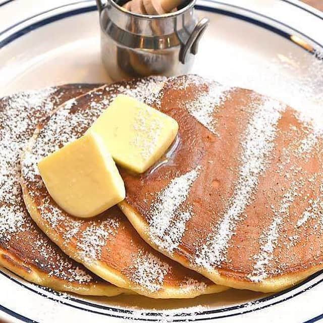 のインスタグラム：「米粉とサワークリームを使って、モチモチふっくらとした食感に仕上げられたパンケーキは、何枚でも食べられてしまいそうなほど絶品！シンプルにバターとメープルシロップで召し上がれ。 #東京カレンダー #東カレ #tokyocalendar #sweets #pancake #原宿 #bluewatershrimpandseafood #オリジナルパンケーキ」