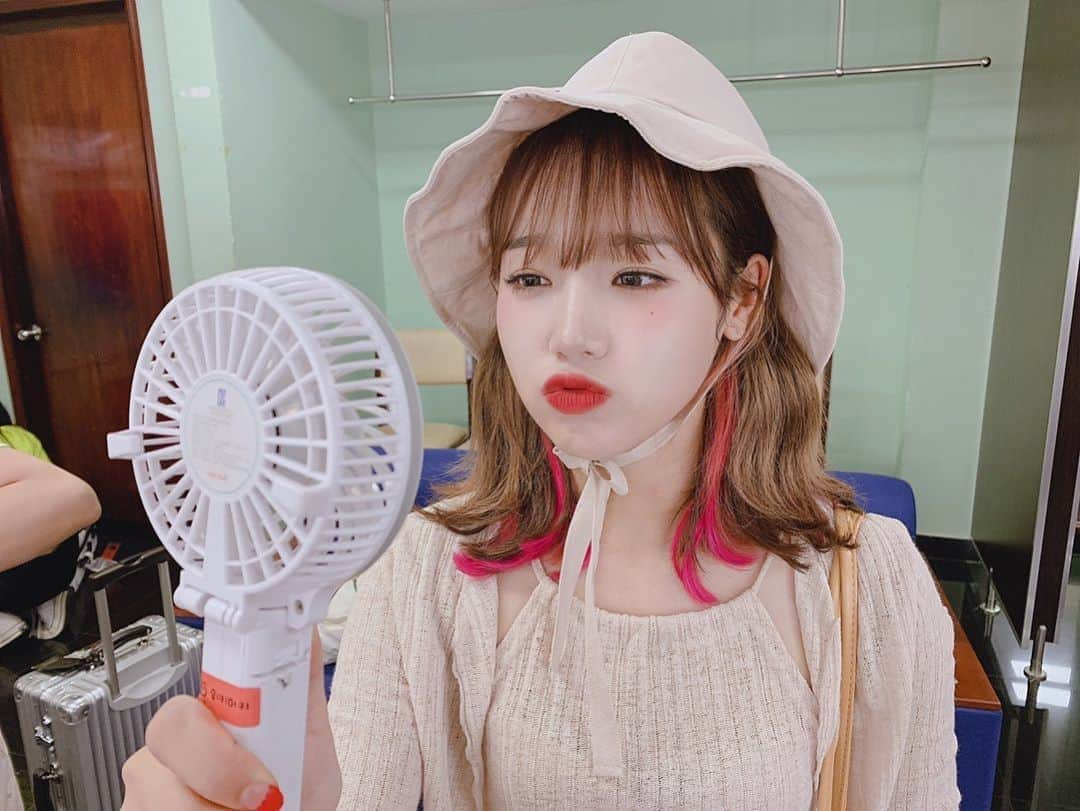 Weki Mekiさんのインスタグラム写真 - (Weki MekiInstagram)「[#윜밐시선] 베트남에서😊  예쁘게 찍어줘서  고마워 목청아 ღ  by. 도연📸  #WekiMeki #위키미키 #최유정 #ChoiYooJung」5月20日 14時57分 - weki_meki