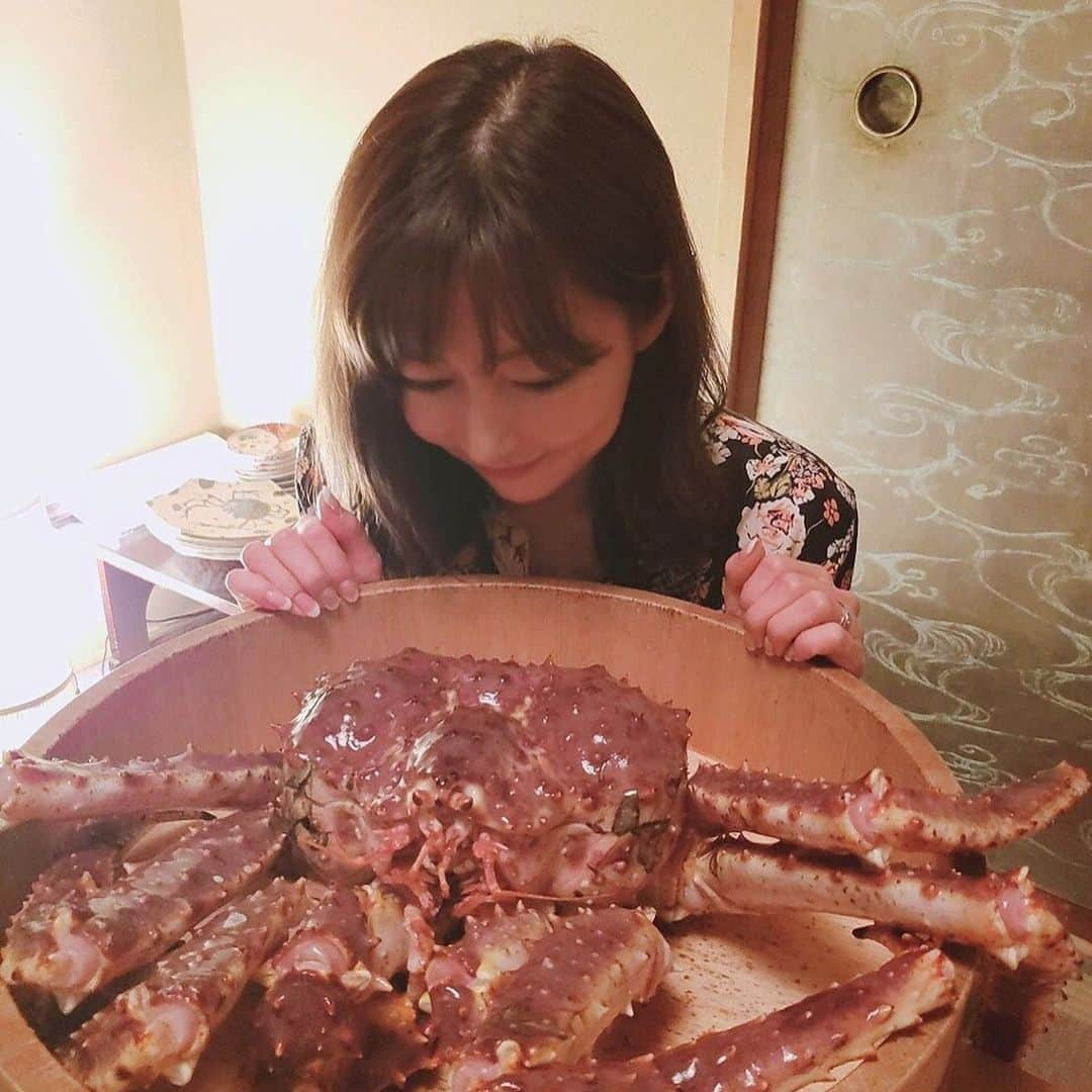 真崎麻衣のインスタグラム：「蟹さん美味しかったです🦀✨✨ 想像以上に大きくてビックリ🦀ww  #蟹 #かに#カニ大きい#美味しい #幸せ#赤坂#北海道#きた福 #職人の技 #いくら#綺麗すぎた#ありがとう#ごちそうさまでした」