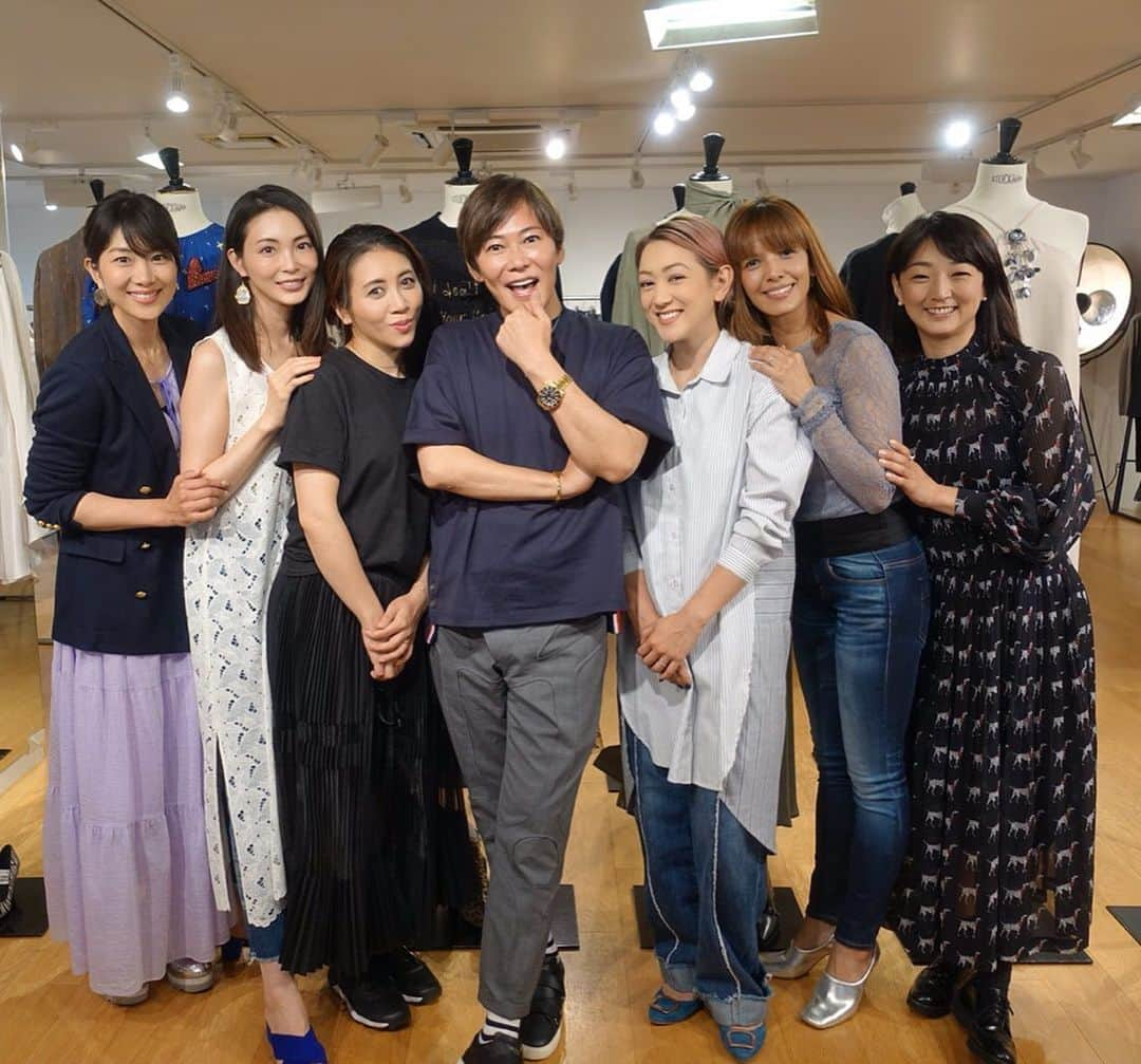 SHEILAさんのインスタグラム写真 - (SHEILAInstagram)「みんなでイタリアブランドのオットダムの展示会に行ってきたよー❤️ 楽しすぎるメンバーで展示会でこんなに笑ったの初だわー🤣🤣🤣 オットダムの服も可愛すぎてみんなどれをオーダーするか超迷いました😍❤️ 結局私は普段着れるやつにして、綺麗目なタイプは衣装のときにまた借りちゃうことにしたわ！じゃないと欲しいのがありすぎてっ🤩　 4枚目はおちゃらけているミラクルちゃんと植松さんをもえちゃんが撮ってるの巻〜🤣❤️ . #ハッピーチーム #展示会 #笑いすぎ #仲良しメンバー #オットダム #ottodame #イタリアブランド #fashion  #lovefashion #岩崎恭子 #植松晃士 #押切もえ #shelly #潮田玲子 #ミラクルひかる #あいうえお順 ☺️ #みんな大好き 😋」5月20日 15時11分 - sheichan16