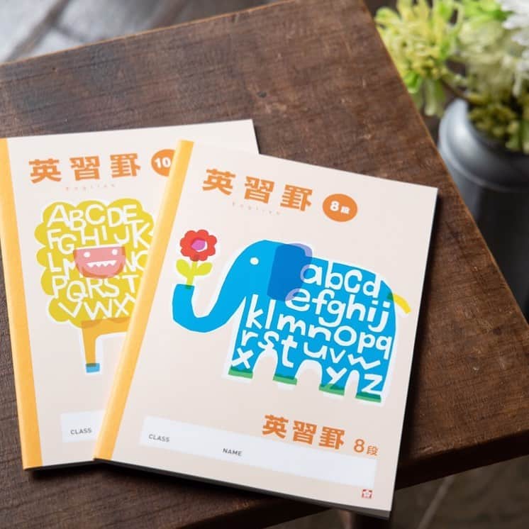 のインスタグラム：「. 5月20日は「ローマ字の日」。 英習罫 学習帳の表紙はテキスタイルデザイナー. #鈴木マサル さんのデザインです♫* . #英習罫 #学習帳 #鈴木マサル #ローマ字の日 #文房具 #文具 #文房具好きな人と繋がりたい #文具女子」