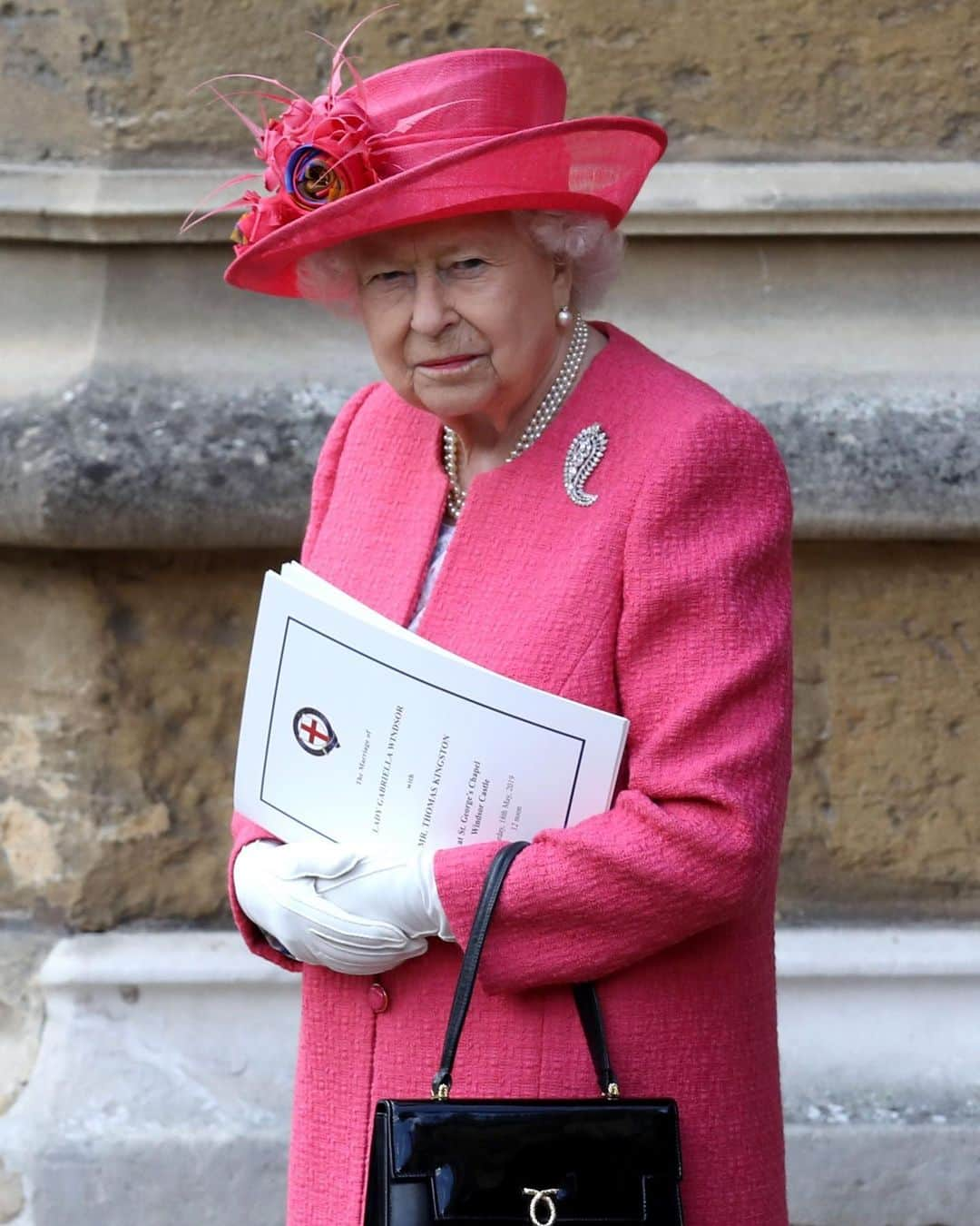 Vogue Australiaさんのインスタグラム写真 - (Vogue AustraliaInstagram)「From #QueenElizabeth in her signature brights to #PippaMiddleton in head-to-toe periwinkle blue, see what all the guests wore to #LadyGabriellaWindsor’s royal wedding via the link in the bio 👰. 📸 Getty Images」5月20日 15時08分 - vogueaustralia