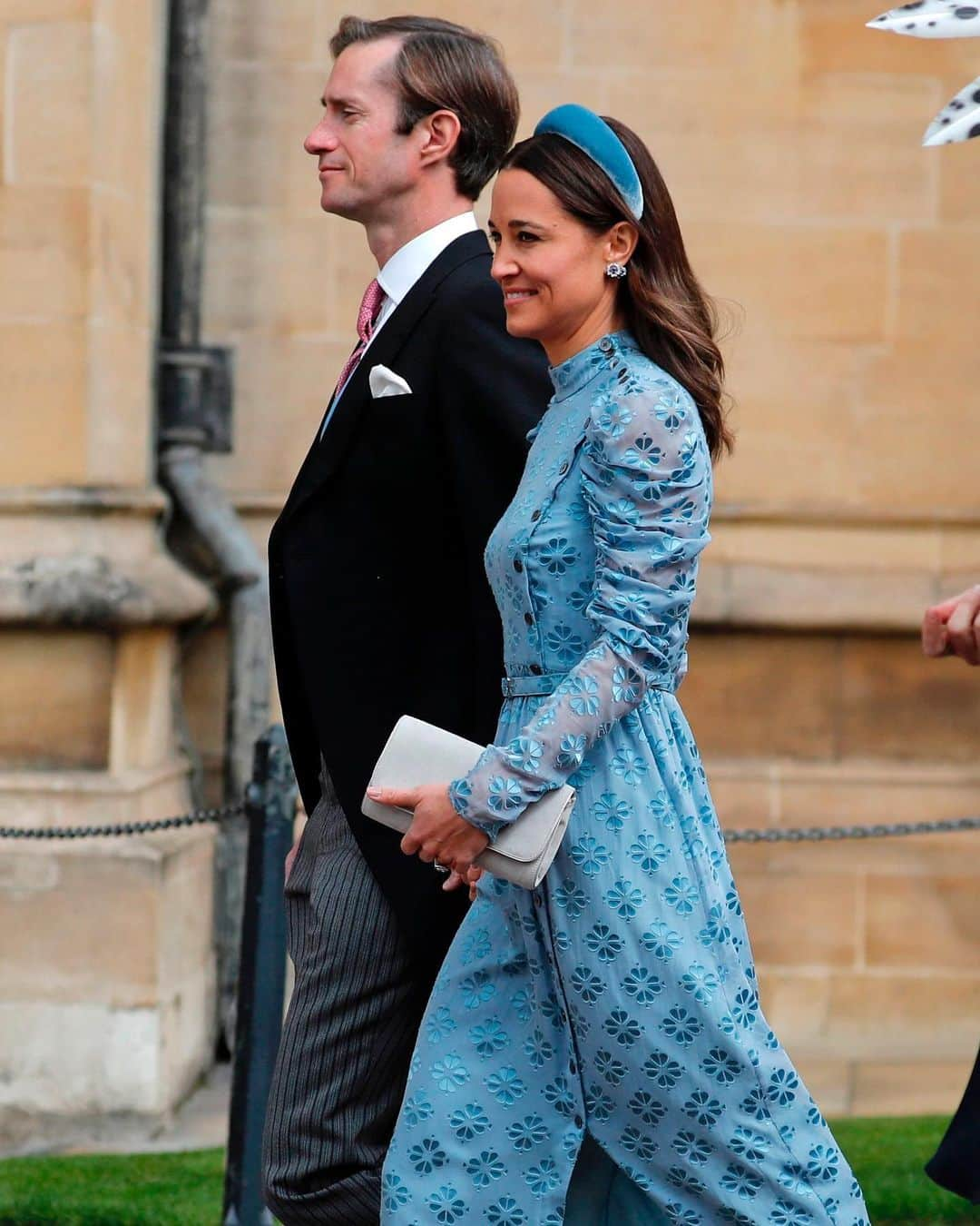 Vogue Australiaさんのインスタグラム写真 - (Vogue AustraliaInstagram)「From #QueenElizabeth in her signature brights to #PippaMiddleton in head-to-toe periwinkle blue, see what all the guests wore to #LadyGabriellaWindsor’s royal wedding via the link in the bio 👰. 📸 Getty Images」5月20日 15時08分 - vogueaustralia