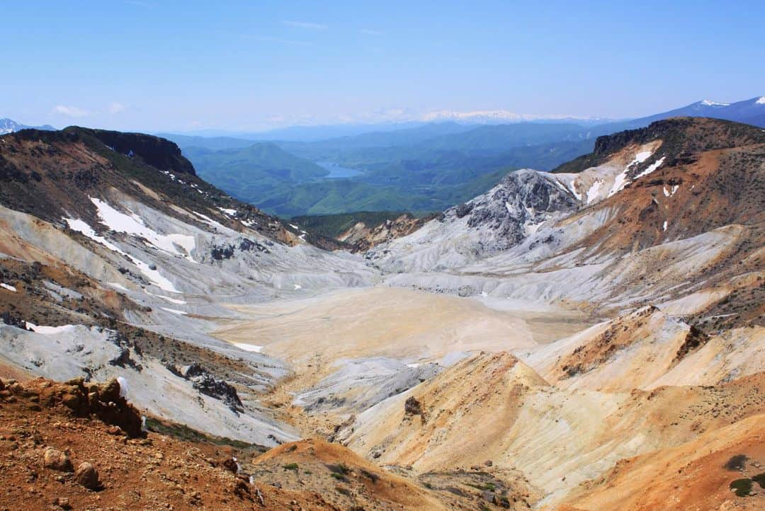 Rediscover Fukushimaさんのインスタグラム写真 - (Rediscover FukushimaInstagram)「During May, nature-lovers all over Japan take for the mountains for the official first hiking day of the year. It’s a beautiful time of year to see lush spring greens together with lingering snow. I’ll be hiking up Mt Adatara soon and I’m really looking forward to it!」5月20日 15時19分 - rediscoverfukushima