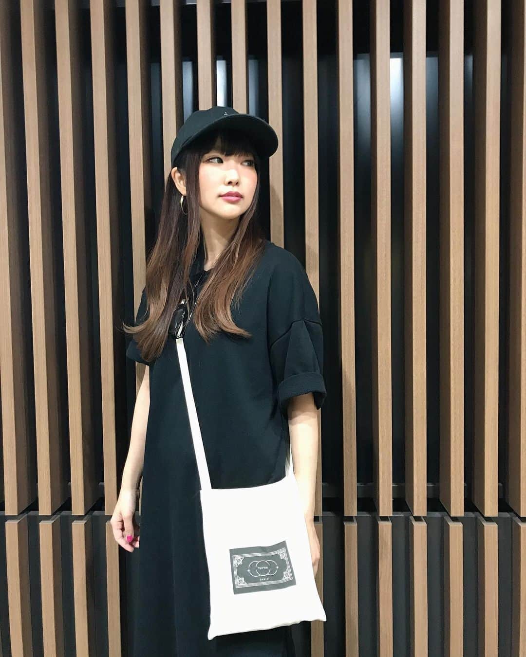 Yun chiのインスタグラム：「✴︎♊︎ Gemini ♊︎✴︎ 5.30のBirthday ワンマン から販売する、新しいグッズ、双子座のサコッシュが出来上がったよ〜💫 . . . お財布、携帯、ポーチ、A5ノート📓くらいは入ります。 シンプルなデザインだから何にでも合わせられるし、とにかく両手が空いてとても便利🤲 . . ロゴも新しくデザインしてみたよう。 ふたご座じゃない貴方でも使えます。 #yunchi#goods#birthday#sacoche」