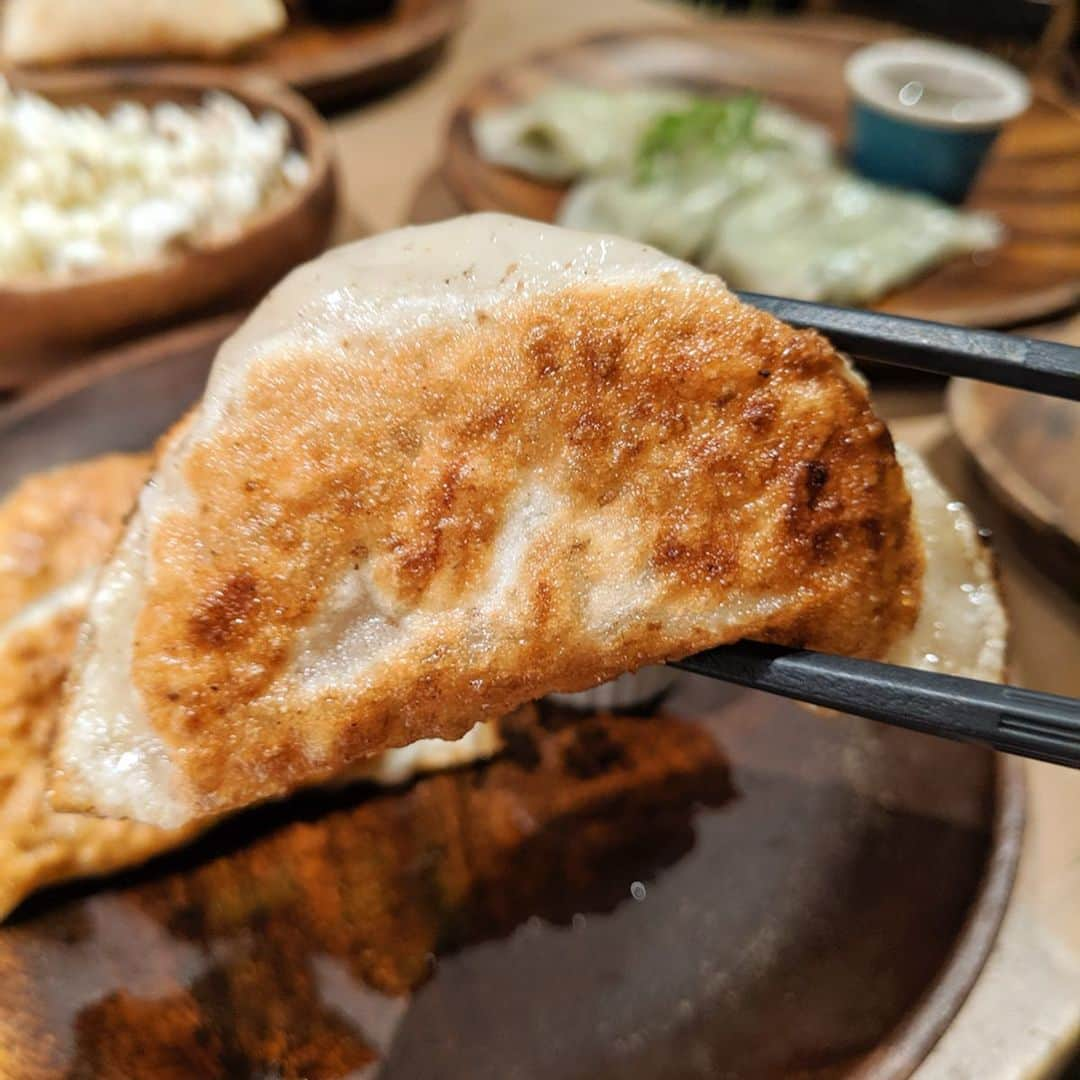 大見さなえさんのインスタグラム写真 - (大見さなえInstagram)「変わり種が多い餃子のお店😋🥟 三軒茶屋『GYOYA SHACK』 ・ ノーマルのシャック餃子🥟 1つが大きく皮も厚めで食べ応えある(*´꒳`*) 化学調味料を使用してないので 健康志向の方にも安心♪ ・ 他にはエビとアボカドこオリエンタルパクチー餃子や ゴルゴンゾーラの入ったゴルチキ餃子を選択🌸 クセになる女性の好きそうな味だった☺️ ・ 禅さんのラーメン食べる前に せっかく三軒茶屋きたから、渡部さんオススメ店巡りで はしごした2軒目(*´꒳`*)✨ ・ #餃子 #gyoza #gyozashack #ぎょうざ #ギョウザ #b級グルメ #三軒茶屋グルメ #めぐログ_三軒茶屋 #pixelで撮影」5月20日 15時14分 - tabe_megumi