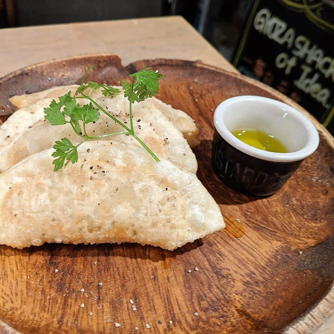 大見さなえさんのインスタグラム写真 - (大見さなえInstagram)「変わり種が多い餃子のお店😋🥟 三軒茶屋『GYOYA SHACK』 ・ ノーマルのシャック餃子🥟 1つが大きく皮も厚めで食べ応えある(*´꒳`*) 化学調味料を使用してないので 健康志向の方にも安心♪ ・ 他にはエビとアボカドこオリエンタルパクチー餃子や ゴルゴンゾーラの入ったゴルチキ餃子を選択🌸 クセになる女性の好きそうな味だった☺️ ・ 禅さんのラーメン食べる前に せっかく三軒茶屋きたから、渡部さんオススメ店巡りで はしごした2軒目(*´꒳`*)✨ ・ #餃子 #gyoza #gyozashack #ぎょうざ #ギョウザ #b級グルメ #三軒茶屋グルメ #めぐログ_三軒茶屋 #pixelで撮影」5月20日 15時14分 - tabe_megumi