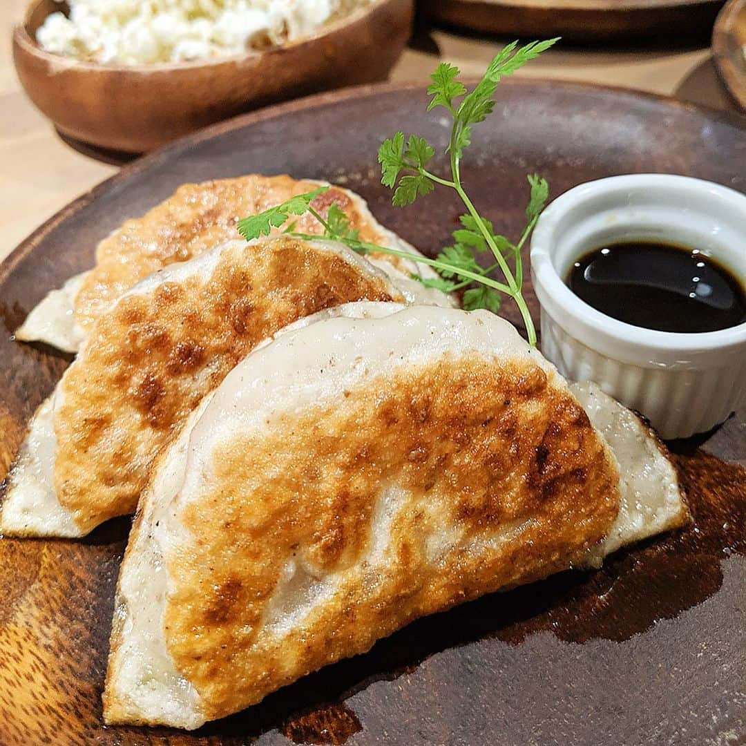 大見さなえさんのインスタグラム写真 - (大見さなえInstagram)「変わり種が多い餃子のお店😋🥟 三軒茶屋『GYOYA SHACK』 ・ ノーマルのシャック餃子🥟 1つが大きく皮も厚めで食べ応えある(*´꒳`*) 化学調味料を使用してないので 健康志向の方にも安心♪ ・ 他にはエビとアボカドこオリエンタルパクチー餃子や ゴルゴンゾーラの入ったゴルチキ餃子を選択🌸 クセになる女性の好きそうな味だった☺️ ・ 禅さんのラーメン食べる前に せっかく三軒茶屋きたから、渡部さんオススメ店巡りで はしごした2軒目(*´꒳`*)✨ ・ #餃子 #gyoza #gyozashack #ぎょうざ #ギョウザ #b級グルメ #三軒茶屋グルメ #めぐログ_三軒茶屋 #pixelで撮影」5月20日 15時14分 - tabe_megumi