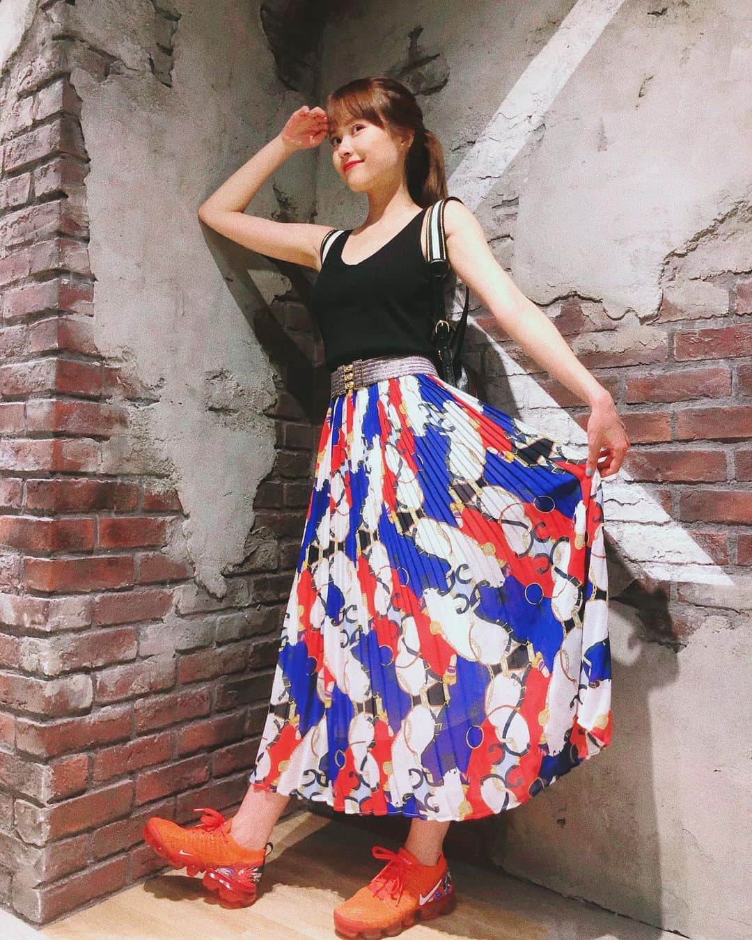 のインスタグラム：「I am now invincible. I can do anything. I can go anywhere. 👣 毎日がすごくカラフルだ。今の私は無敵！この足で、どこへでも行ける。✨」